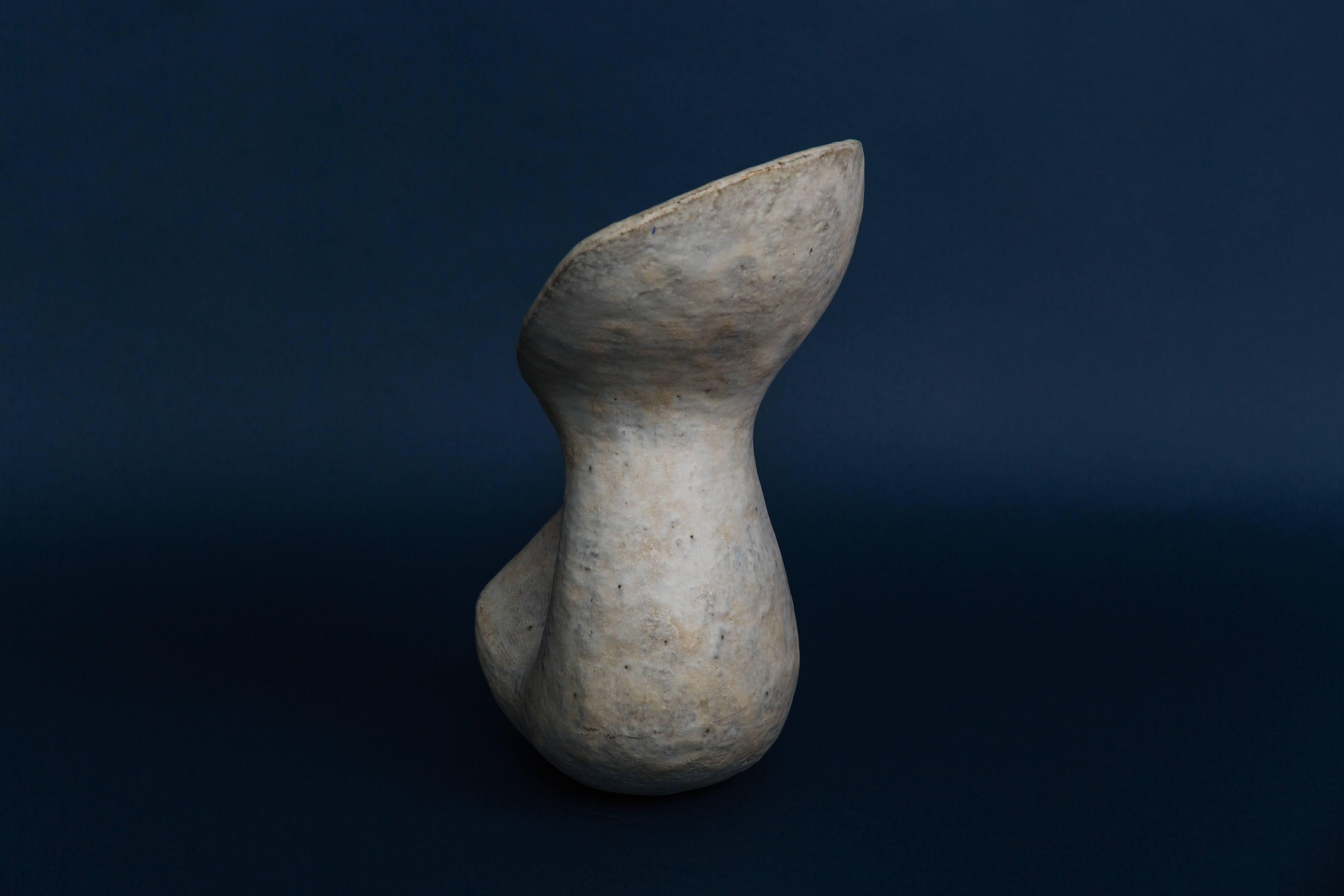 Valentine Schlegel : rare vase biomorphe en céramique émaillée aux contours magnifiques, de forme sensuelle et organique, France, 1955.  Incisé 