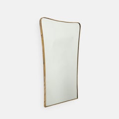 Specchio da parete in ottone dalla forma caratteristica, in stile modernista italiano della metà del secolo, ispirato a Gio Ponti, anni ’50