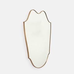 Specchio da parete in ottone a forma di scudo di grandi dimensioni, 1950