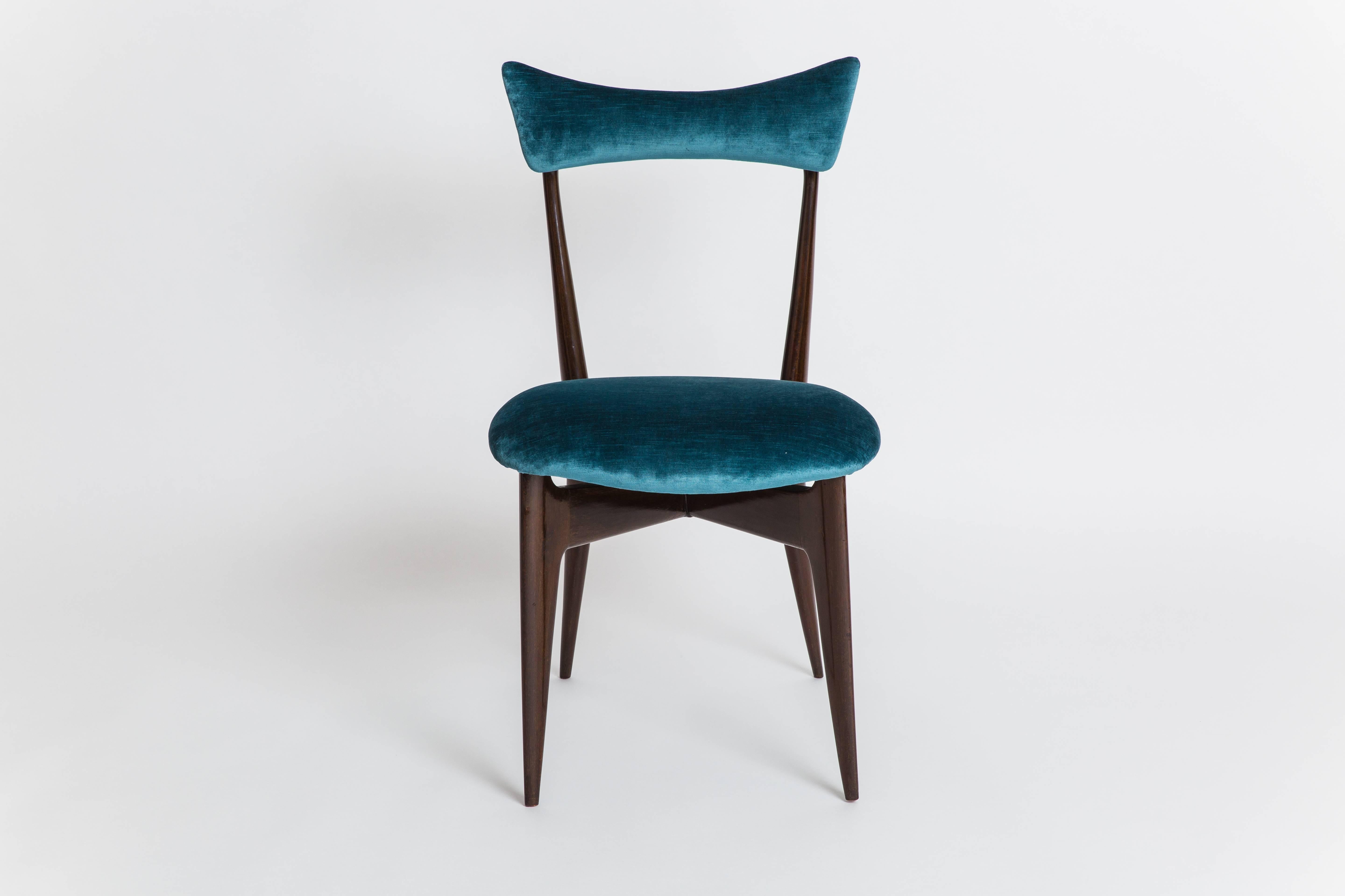 Ico & Luisa Parisi for Ariberto Colombo, Cantù, set of six rare rosewood dining chairs. Sculptural frame with slightly curved butterfly-shaped upholstered backrest, upholstered seat suspended on the pointed corner supports of the underlying x-shaped