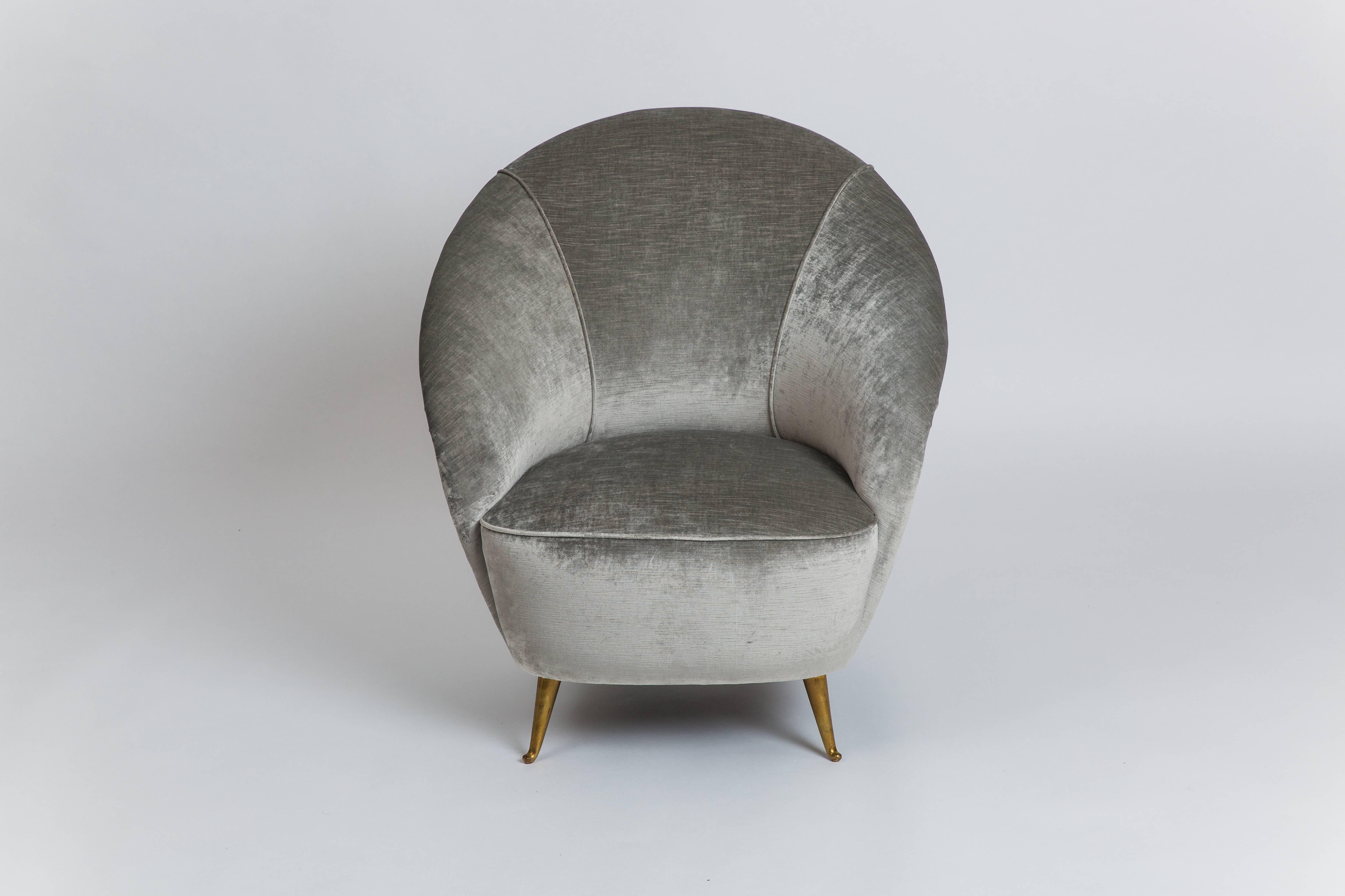 Gio Ponti for Casa e Giardino rare antiqued velvet upholstered  armchair with patinated brass legs, Italy, 1936-1937. 

One of the most significant of Gio Ponti's houses during the 1930s was the Casa Laporte (Ponti lived there 1936-1943) on via