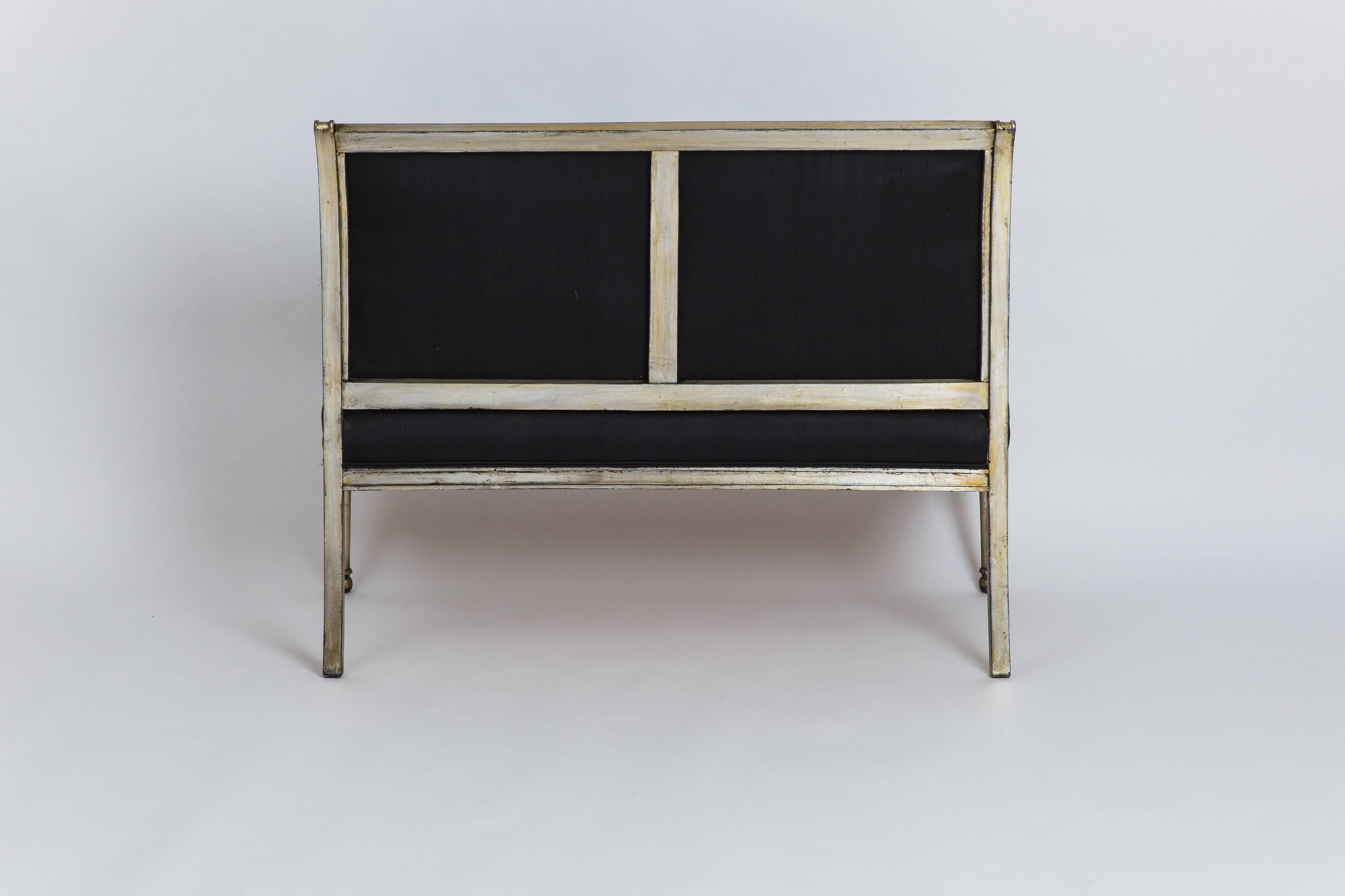 Maison Jansen Seltenes gestempeltes Blattsilber Sofa in schwarzer Rohseide (Versilbert) im Angebot