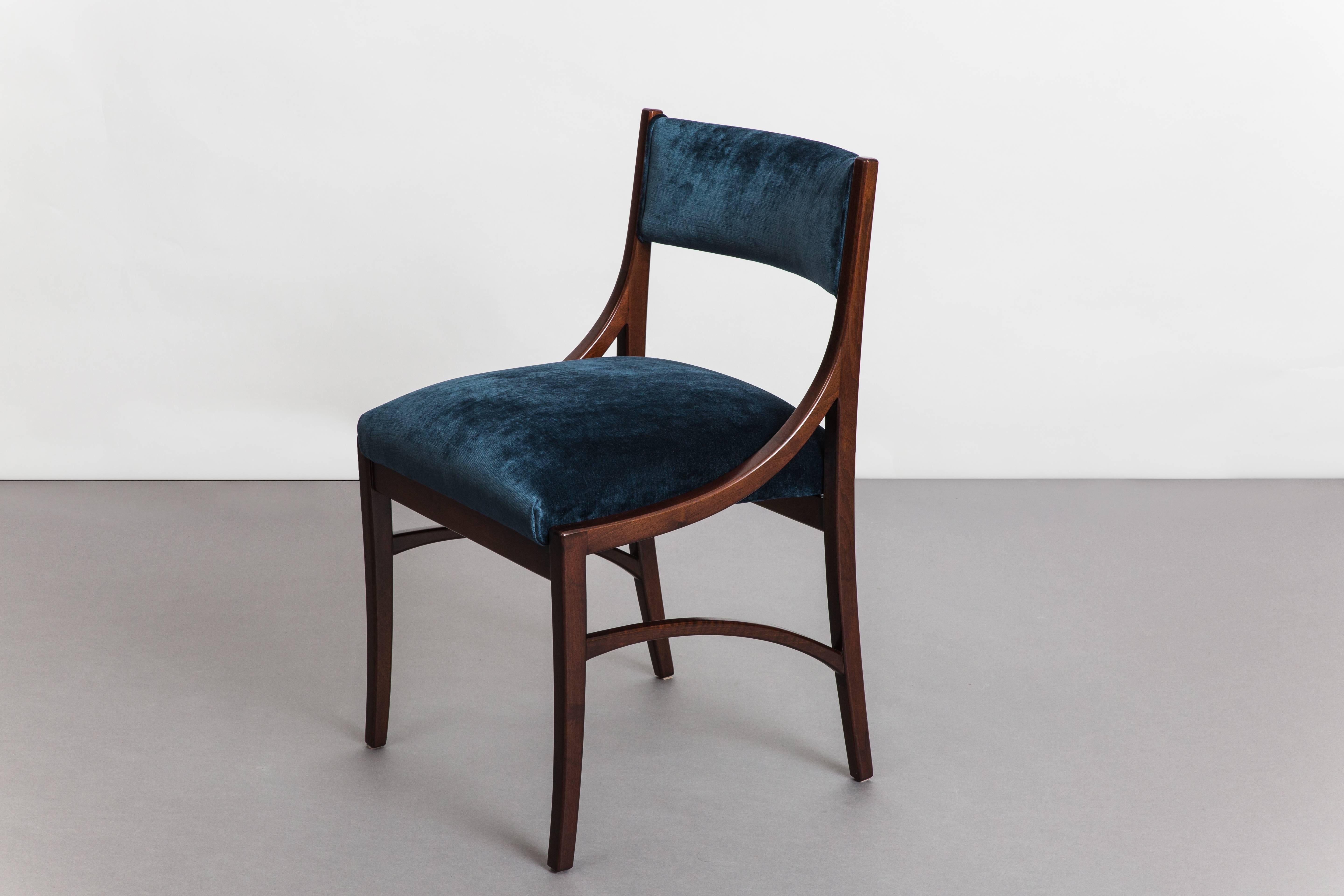 Ico Parisi set of six dining chairs composed of sculptural lacquered wood frame with navy antiqued velvet upholstered back and seat, Italy, 1960s.
Fully restored and newly upholstered.

Literature:
Giuliana Gramigna, Repertorio del design Italiano