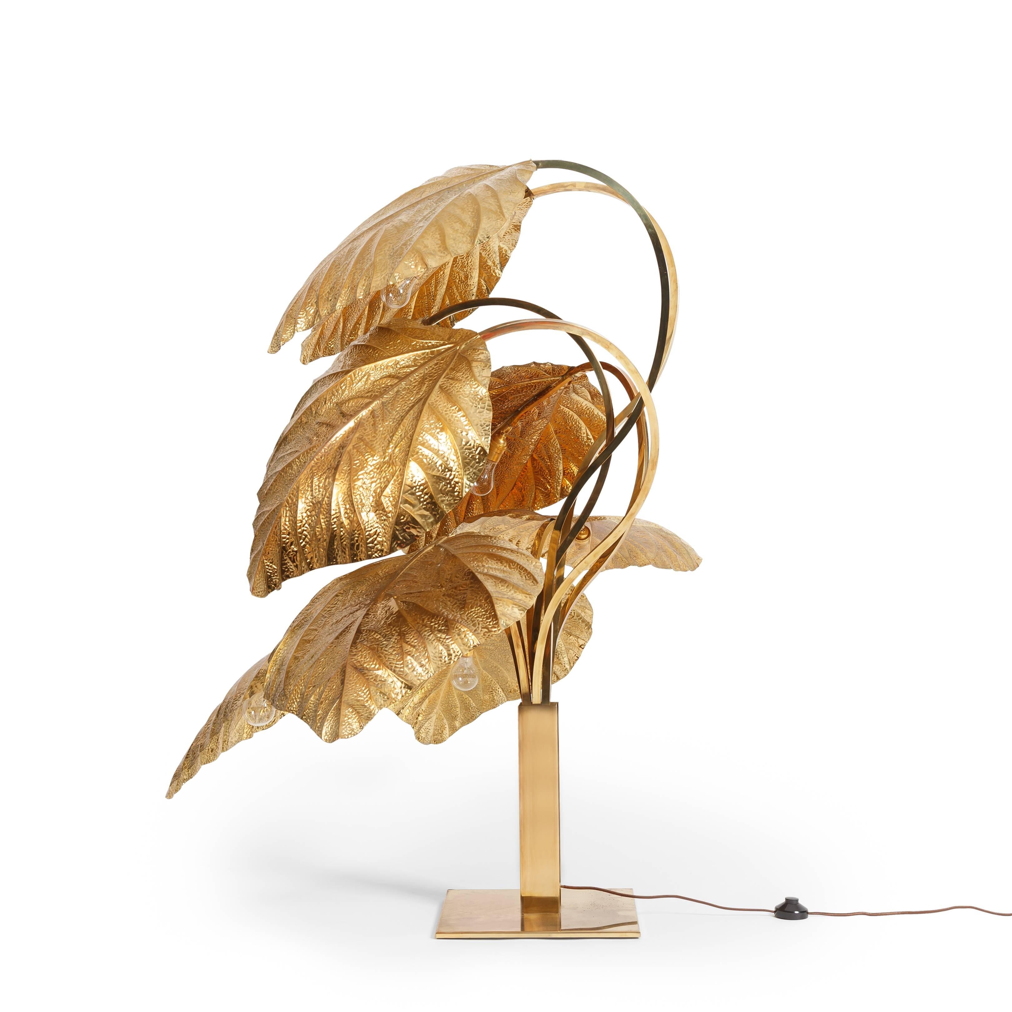 Large and elegant brass 9-leaf rhubarb floor lamp with embossed leaves, hand-made using repoussé and chasing techniques, mounted on stems collected in square cylinder attached to square base, Italy, 1980-90s.  Gilt-lacquered patinated finish on the