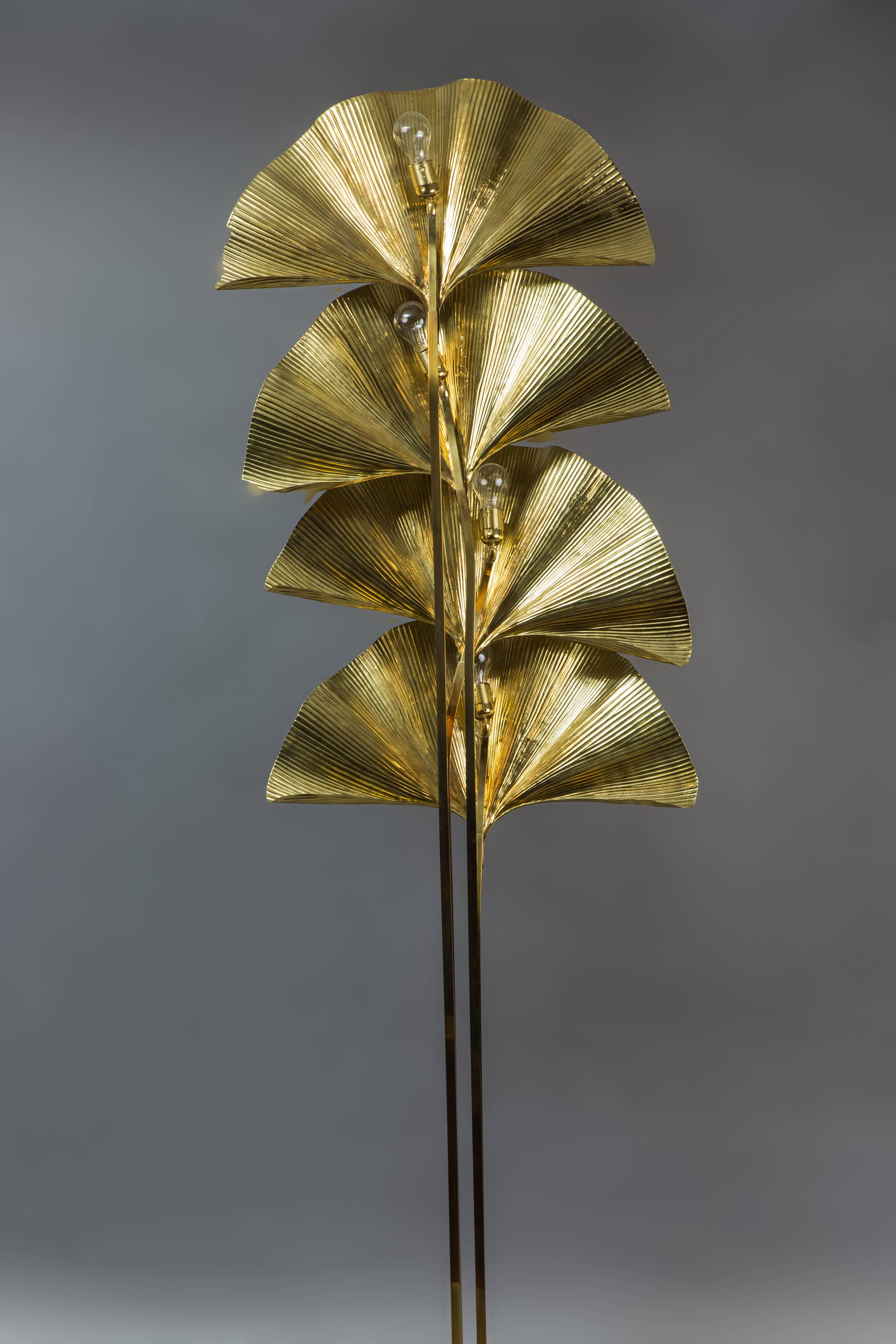 Large and elegant patinated gilt brass four-leaf ginkgo floor lamp with undulating embossed leaves, handmade using repoussé and chasing techniques, mounted on stems attached to square base, Italy, 1970s. 
Rewired to U.S. standards.

In 1970 Bottega