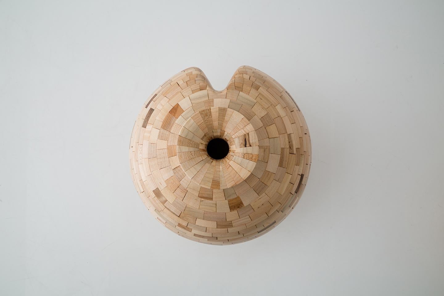 XXI secolo e contemporaneo Vaso STACKED in acero a un solo filetto di Richard A. Haining, disponibile ora in vendita