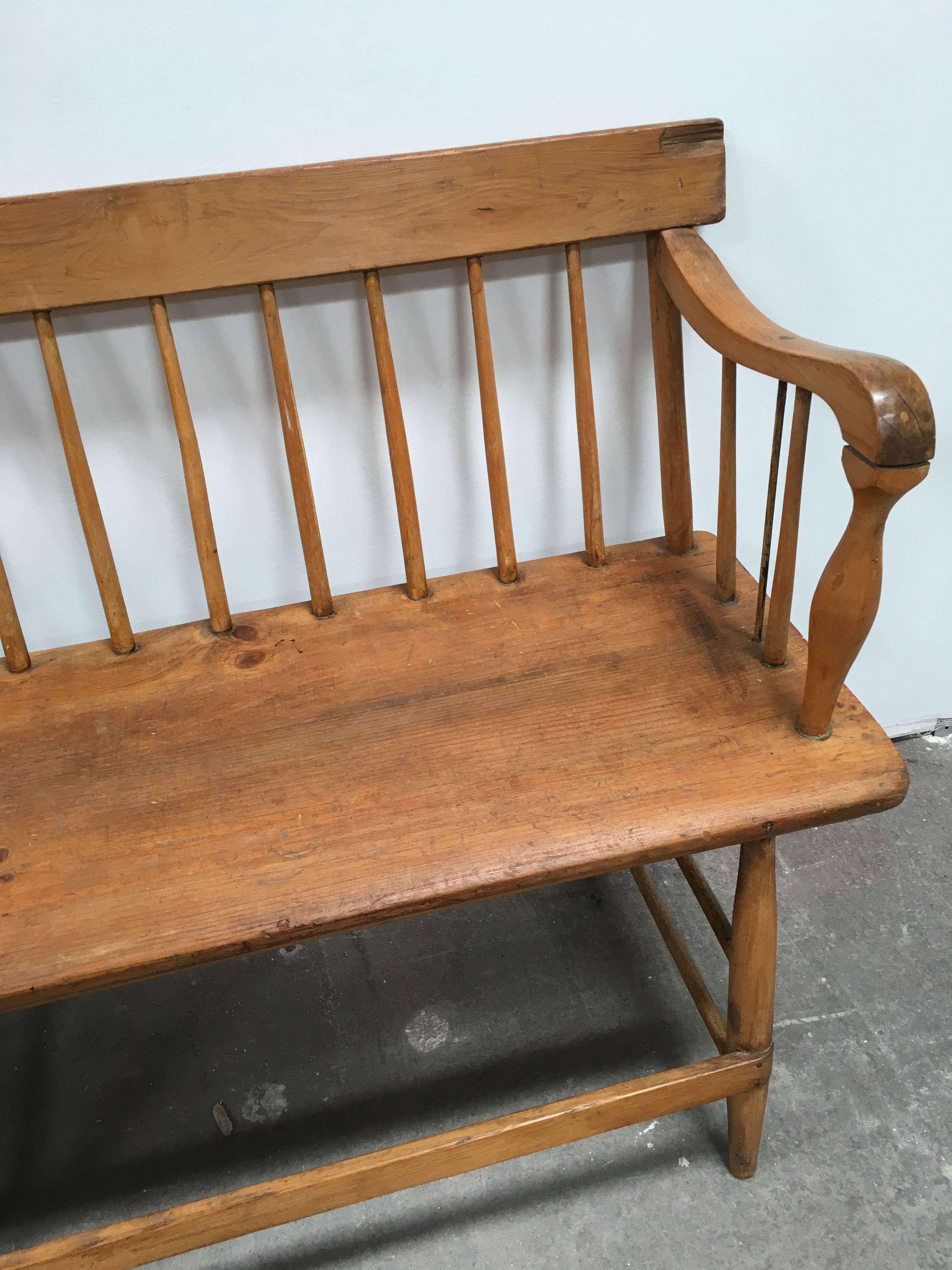 19th Century American Windsor Bench In Excellent Condition In Los Angeles, CA