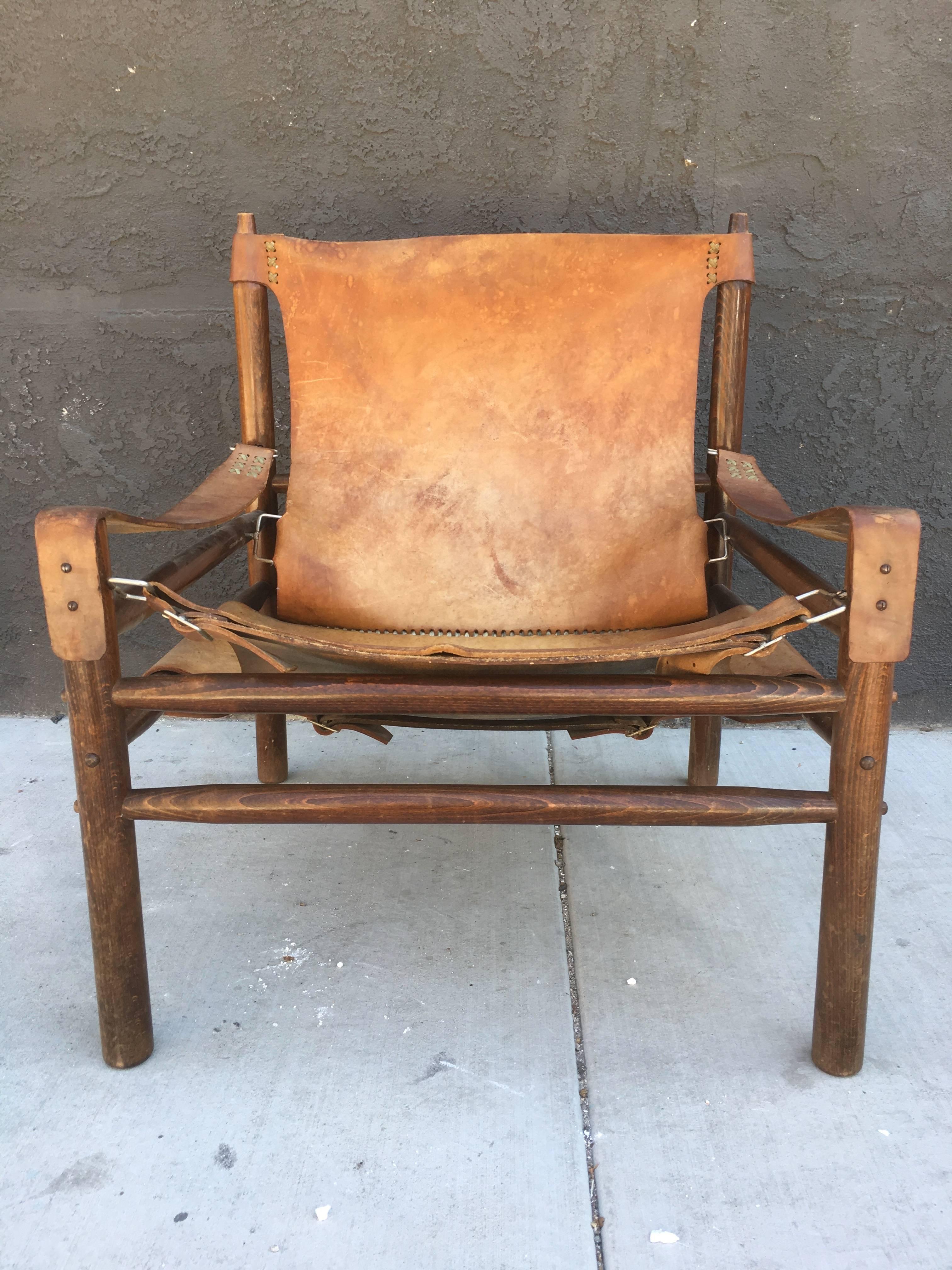 Beautiful 1970s chair and ottoman set in oak and leather. Gorgeous hand-stitching details and aged to perfection.

Measure: Chair 28