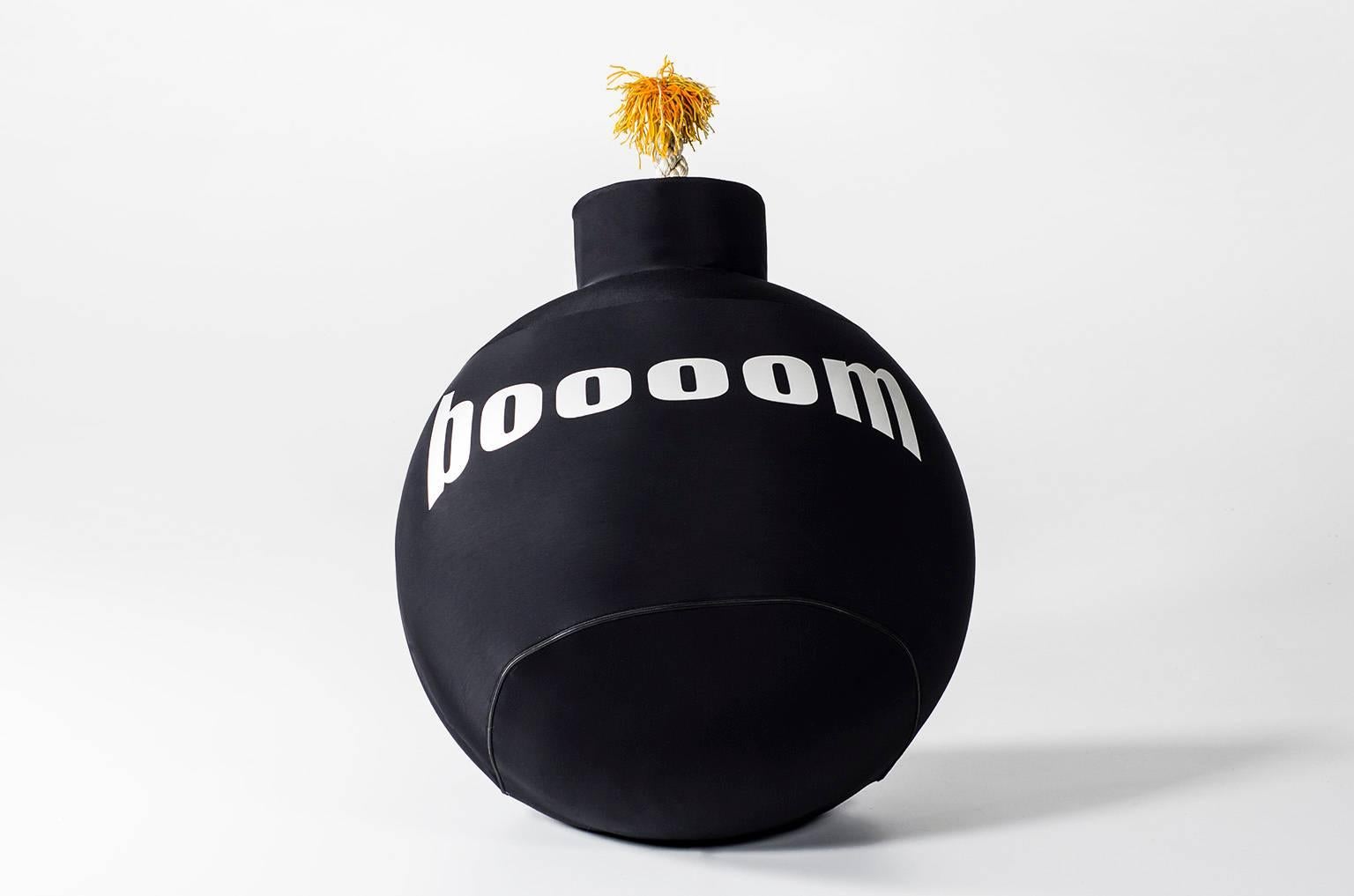 Is a bomb!
Be seated on a bomb!
Is a sexy bomb!
Is comfortable, resistant and elastic, these element of the collective imaginary, turns in to an informal seat, fun for the new Munchausen.
LA BUM can be a merchandising product, customizable with