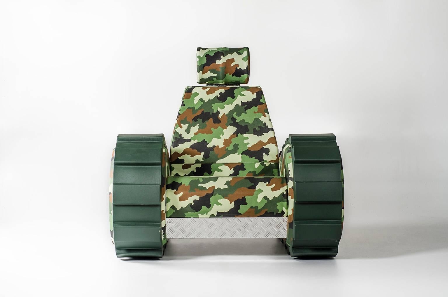 The military symbols turn in to peace messages.
An harmless tank that loose his war instinct , that in a funny way become a big cosy seat.
Three versions of the Armrest and Girdle personalize the Armychair, for the best expression, of the
