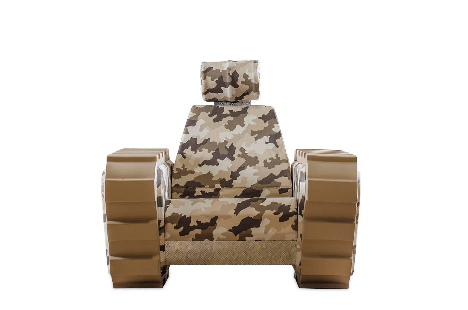 The military symbols turn in to peace messages.
An harmless tank that loose his war instinct , that in a funny way become a big cosy seat.
Three versions of the armrest and Girdle personalize the Armychair, for the best expression, of the