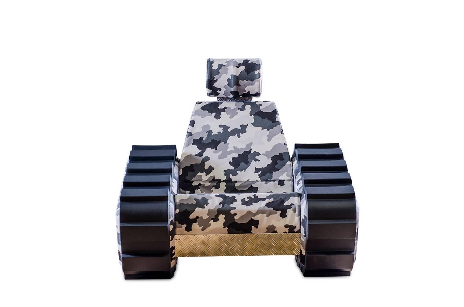 The military symbols turn in to peace messages.
An harmless tank that loose his war instinct, that in a funny way become a big cozy seat.
Three versions of the Armrest and Girdle personalize the Armychair, for the best expression, of the