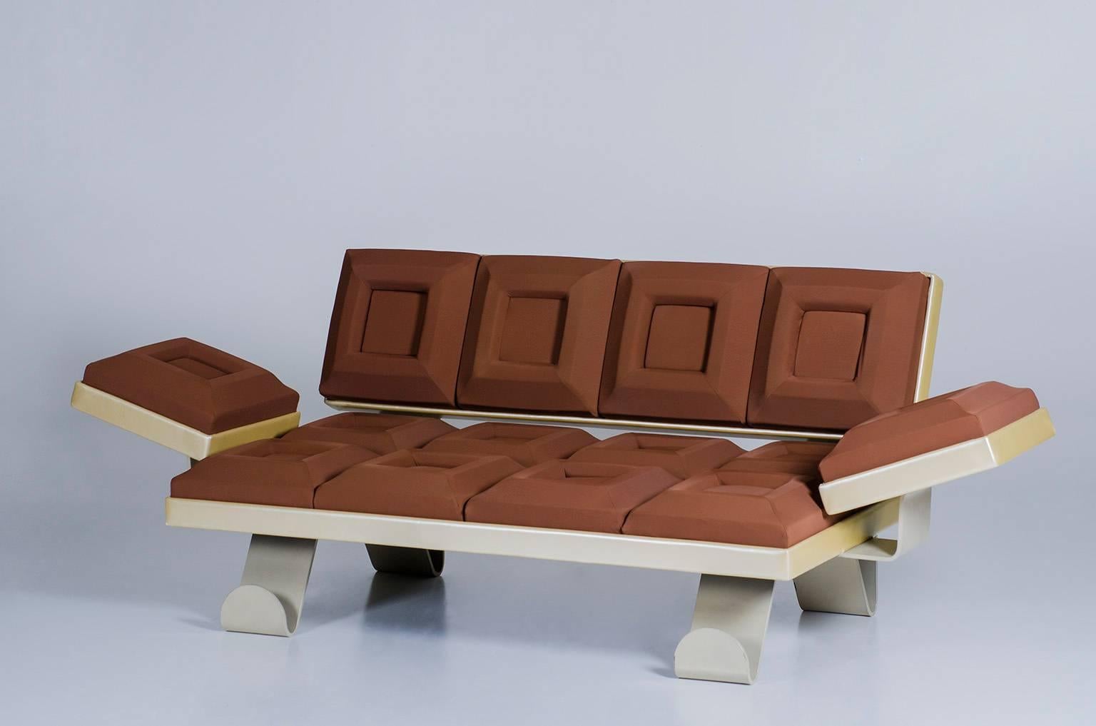 Chocolate will save the world.
By matching two or more squares, the food of the gods becomes a dream come true.
Benches, dormeuse, seating, sofas, comfortable chaise longue will fulfill the spaces and desires of every gourmet.
Powder-coated