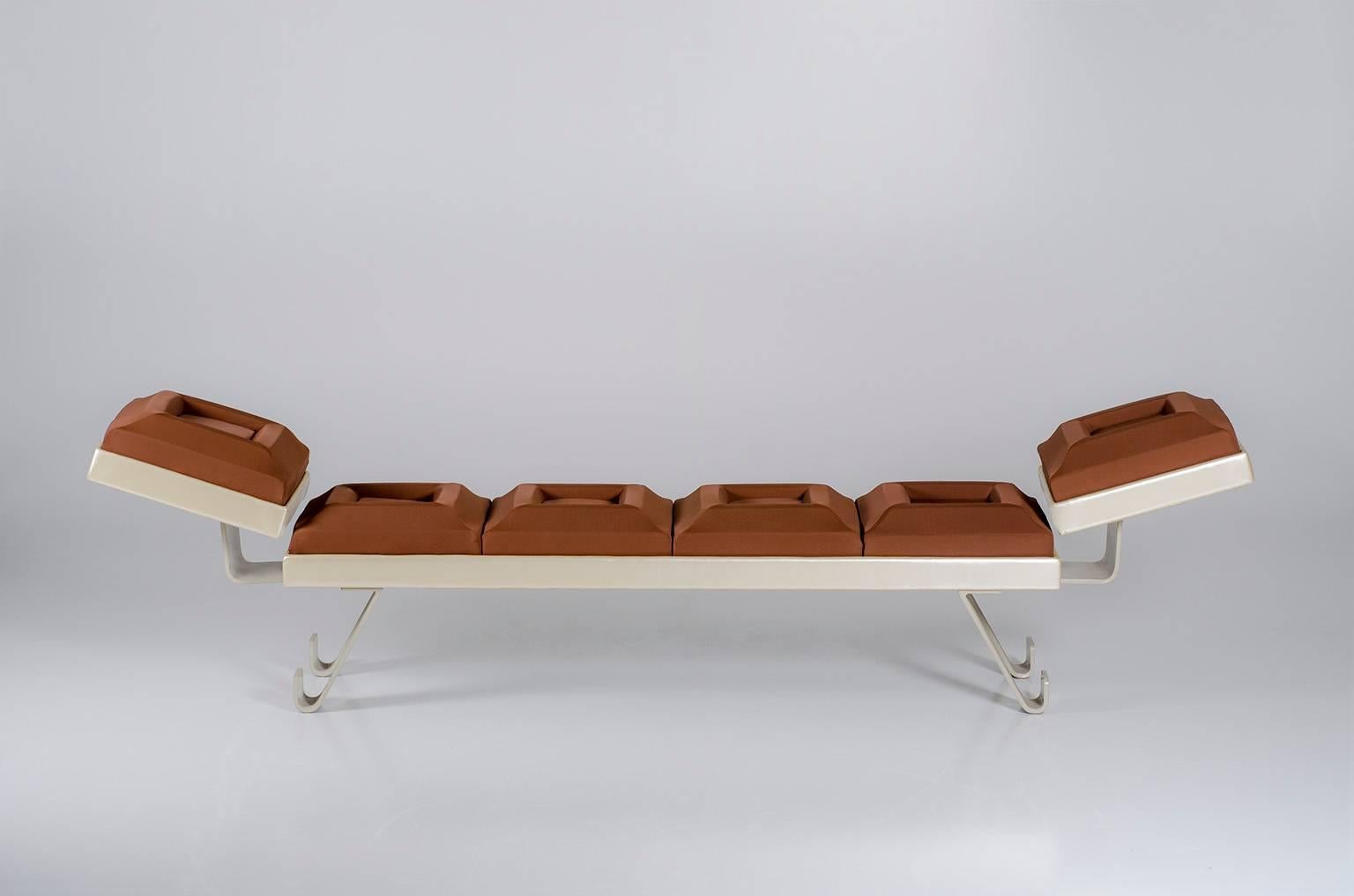 Chocolate will save the world.
By matching two or more squares, the food of the gods becomes a dream come true.
Benches, dormeuse, seating, sofas, comfortable chaise longues will fulfill the spaces and desires of every gourmet.
Powder-coated