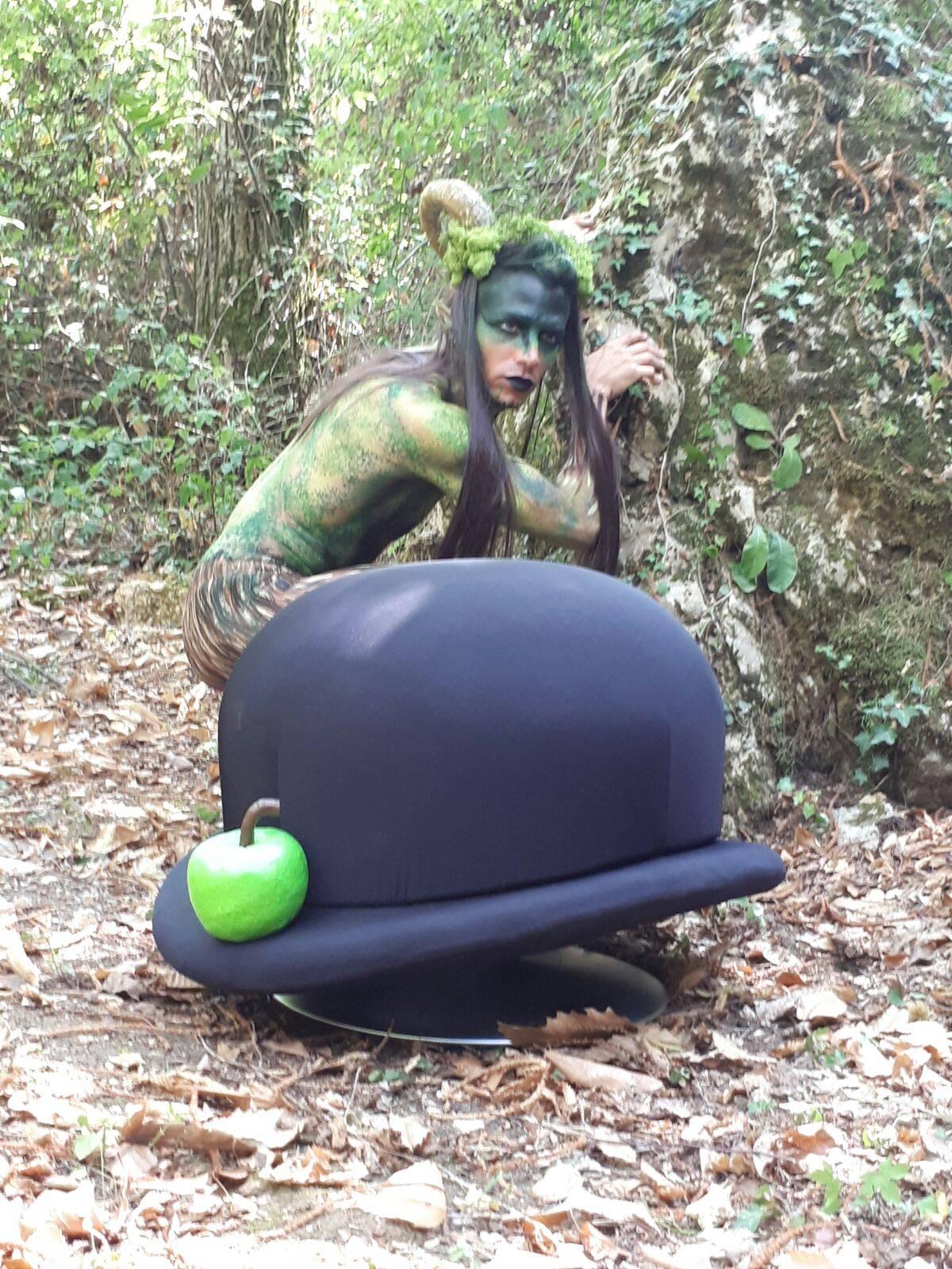 Magritte Turntable Unconventional Stool Black Bowler and Green Apple In Excellent Condition For Sale In Balangero, IT