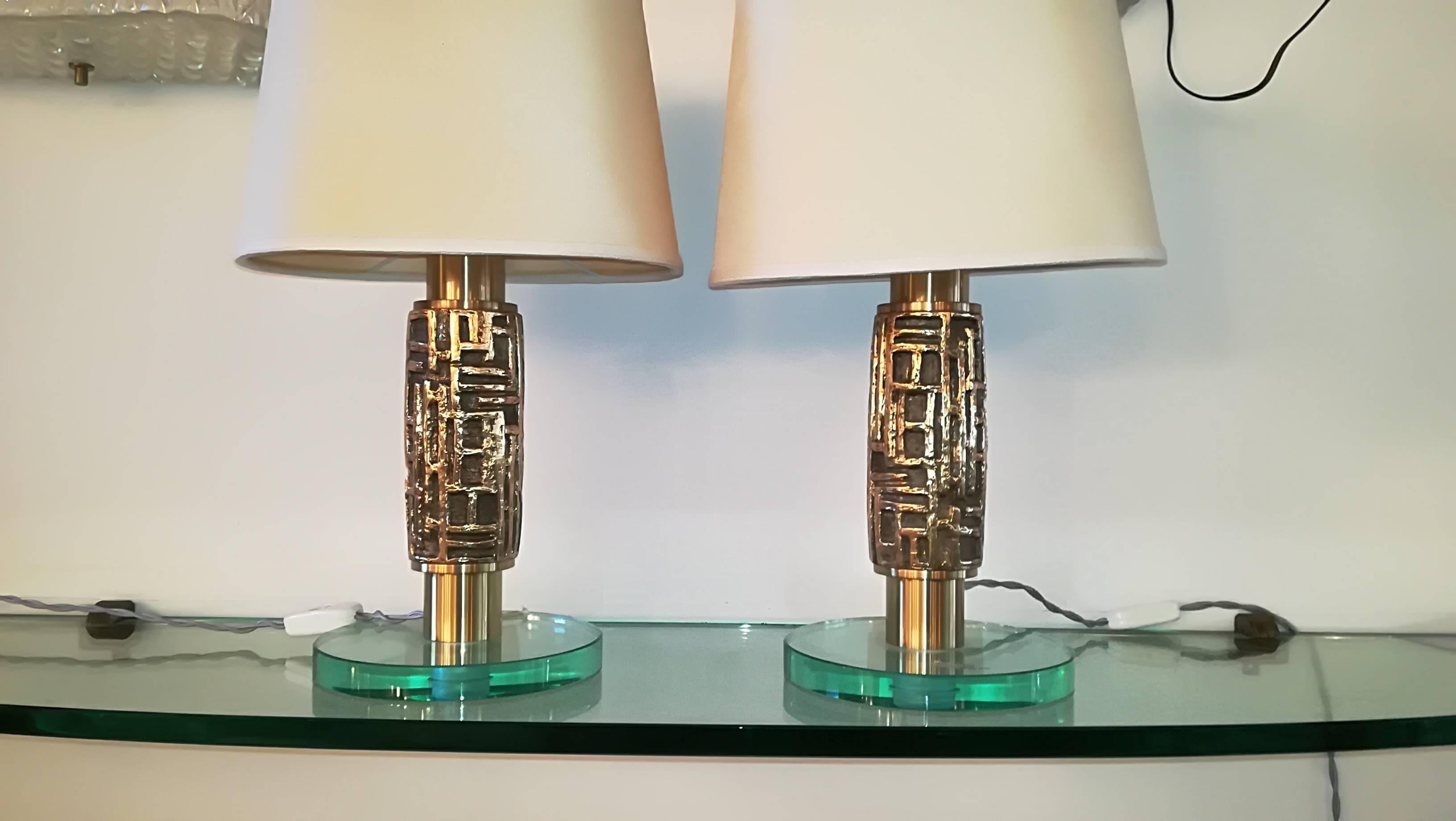 Ein Paar Tischlampen. Struktur aus Kristallbronze und Lampenschirm aus Stoff