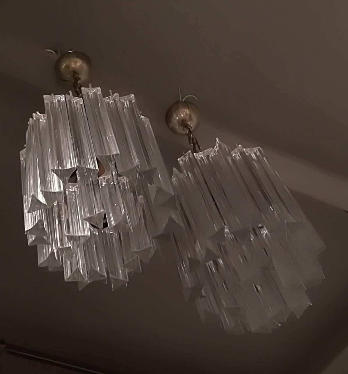 N. 2 Chandeliers Mur
a
no 1958 Venini triedri. Nickel-plated iron structure. Murano glass elements of large, irrespective transparent thickness.