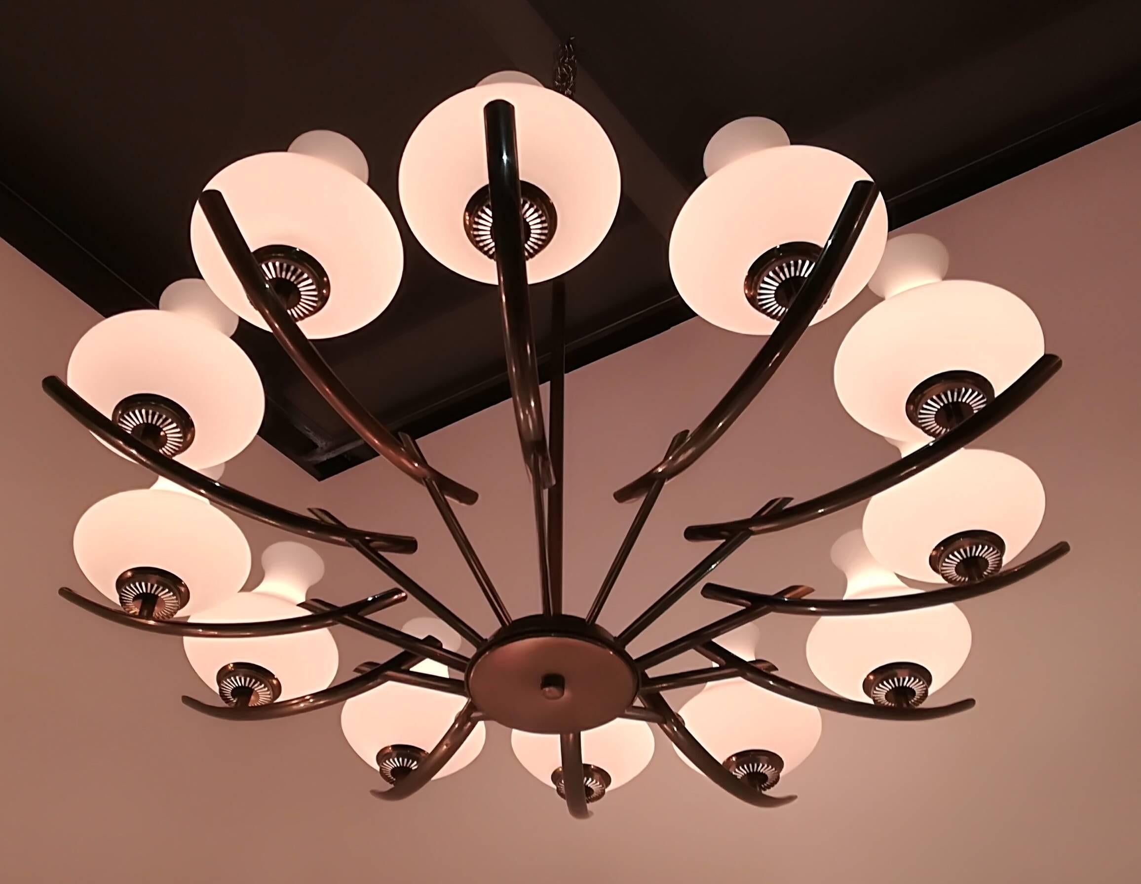 Grande lampadario, 1940 Arredoluce 12 luci. Ottone e vetro.