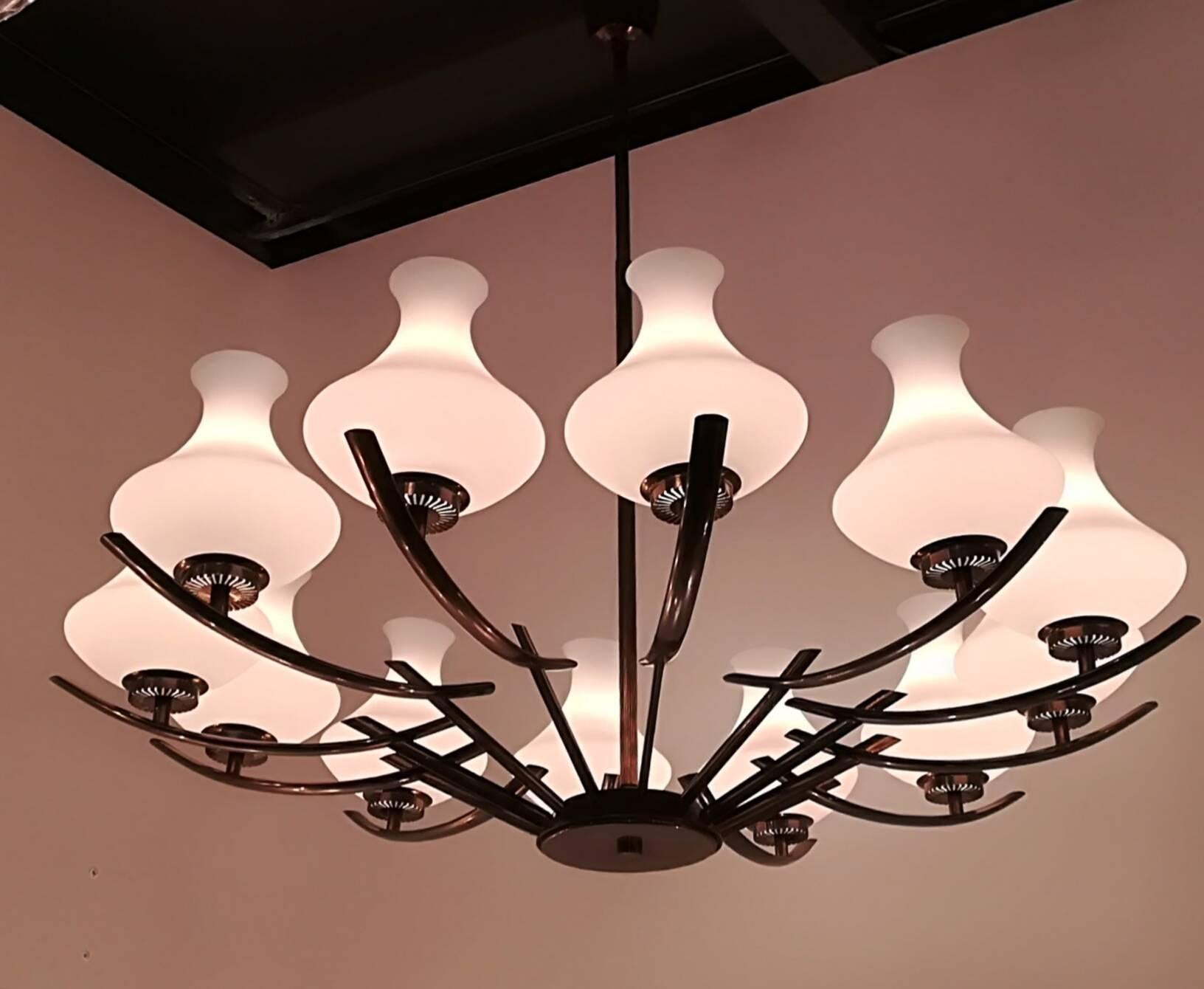 Metà XX secolo Lampadario italiano in ottone e vetro Arredoluce a 12 luci, 1940 in vendita