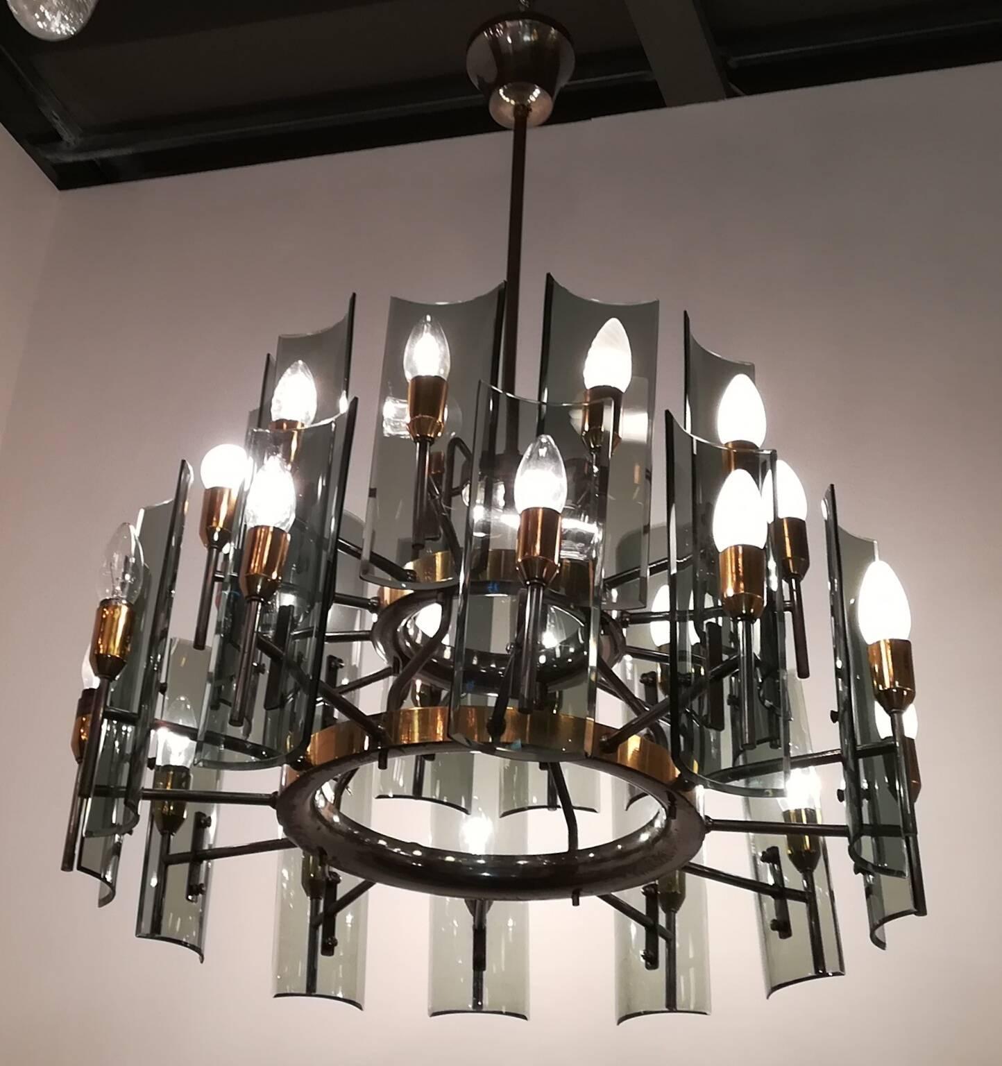 Exceptionnel lustre vingt-quatre lumières dans le style de Fontana Arte en laiton et cristal.