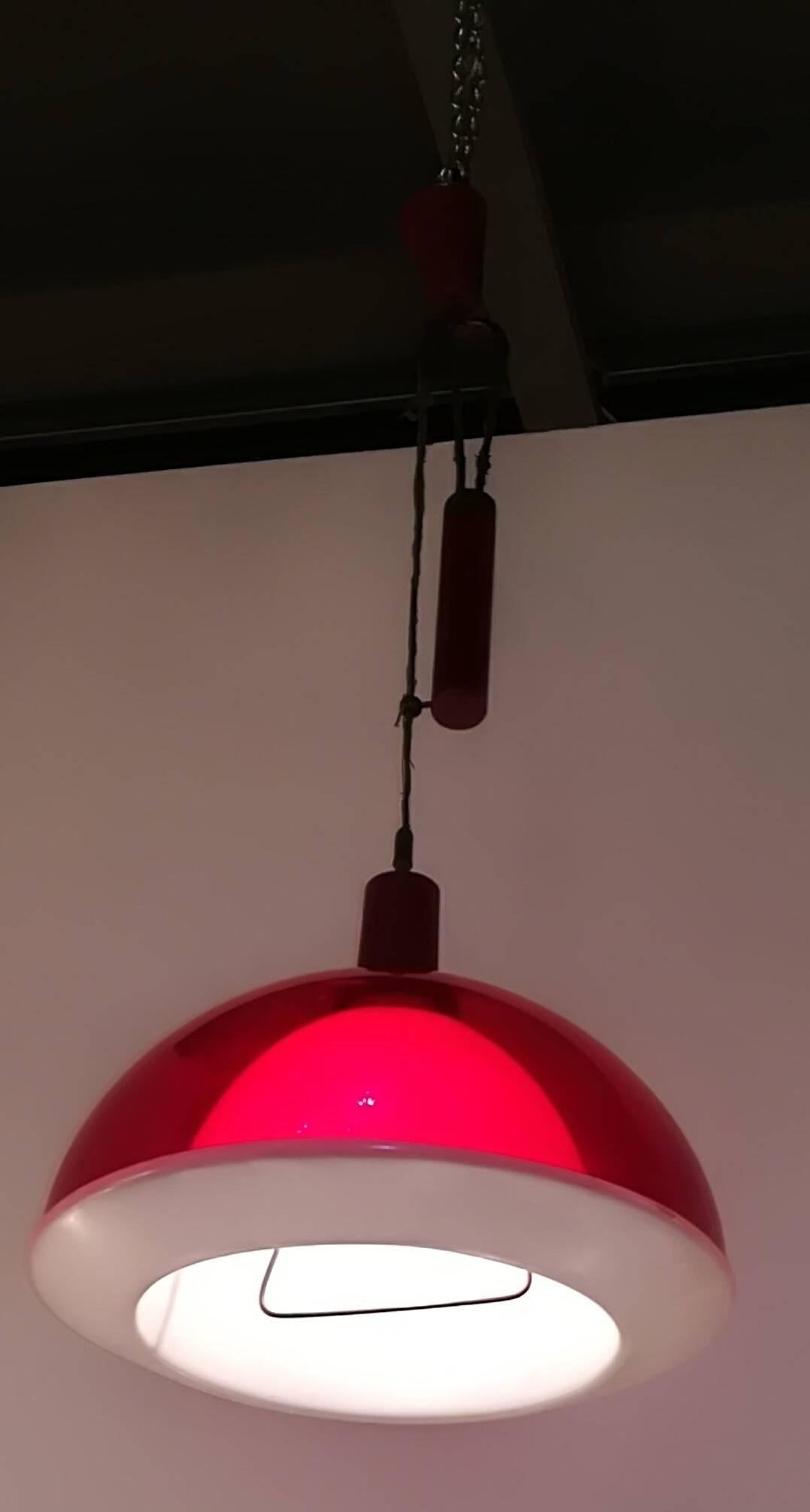 Lampadario su e giù... 1960 in ottone e plexiglas. Rosso e bianco.
