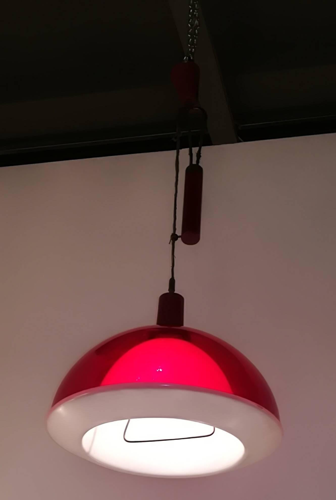 Italiano Lampadario Up & Up, ottone e plexiglas, 1960 in vendita