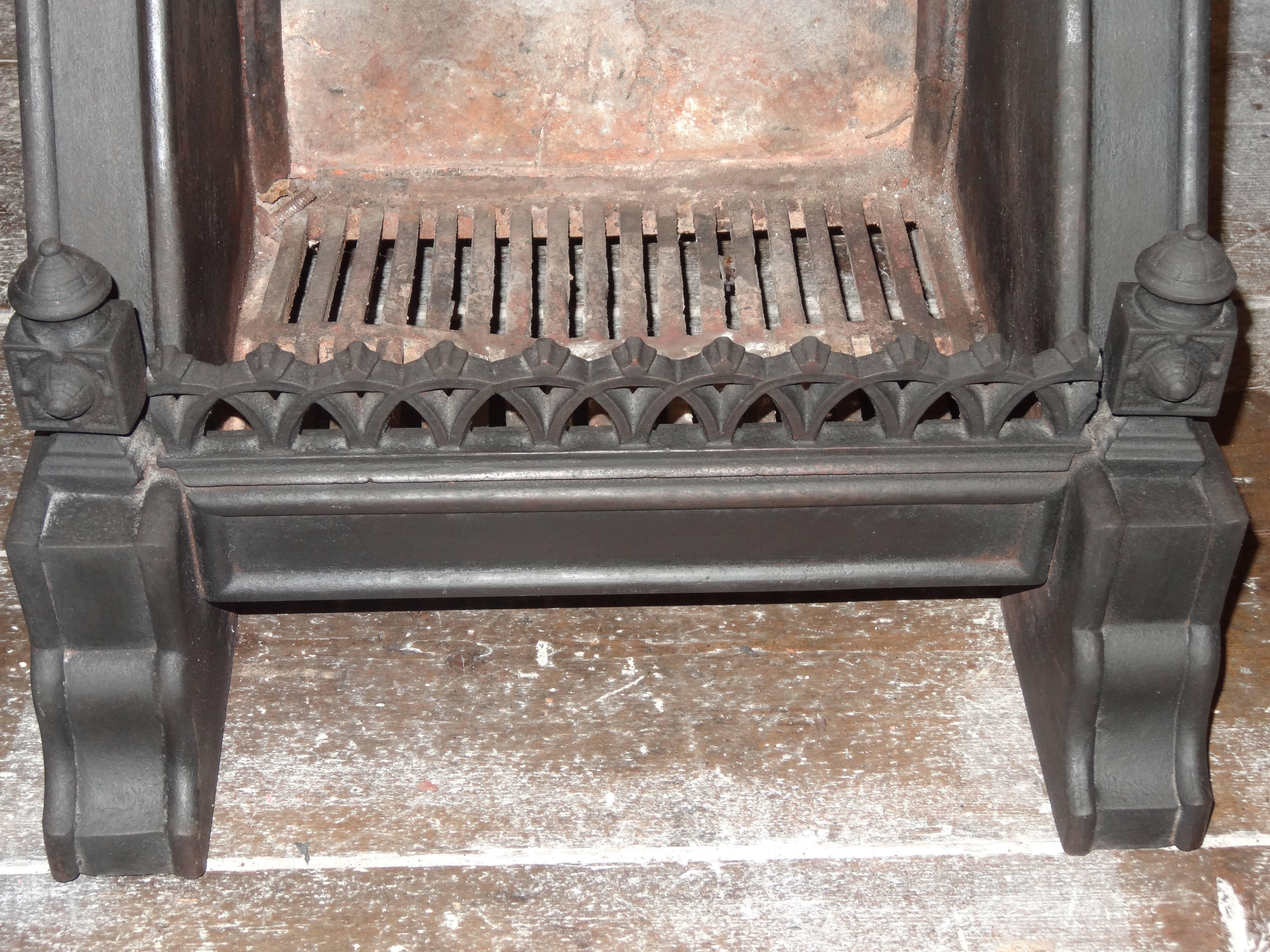Early 20th Century Edwardian Cast Iron Canopy Back Vented Dog Grate Fire Basket For Sale 2