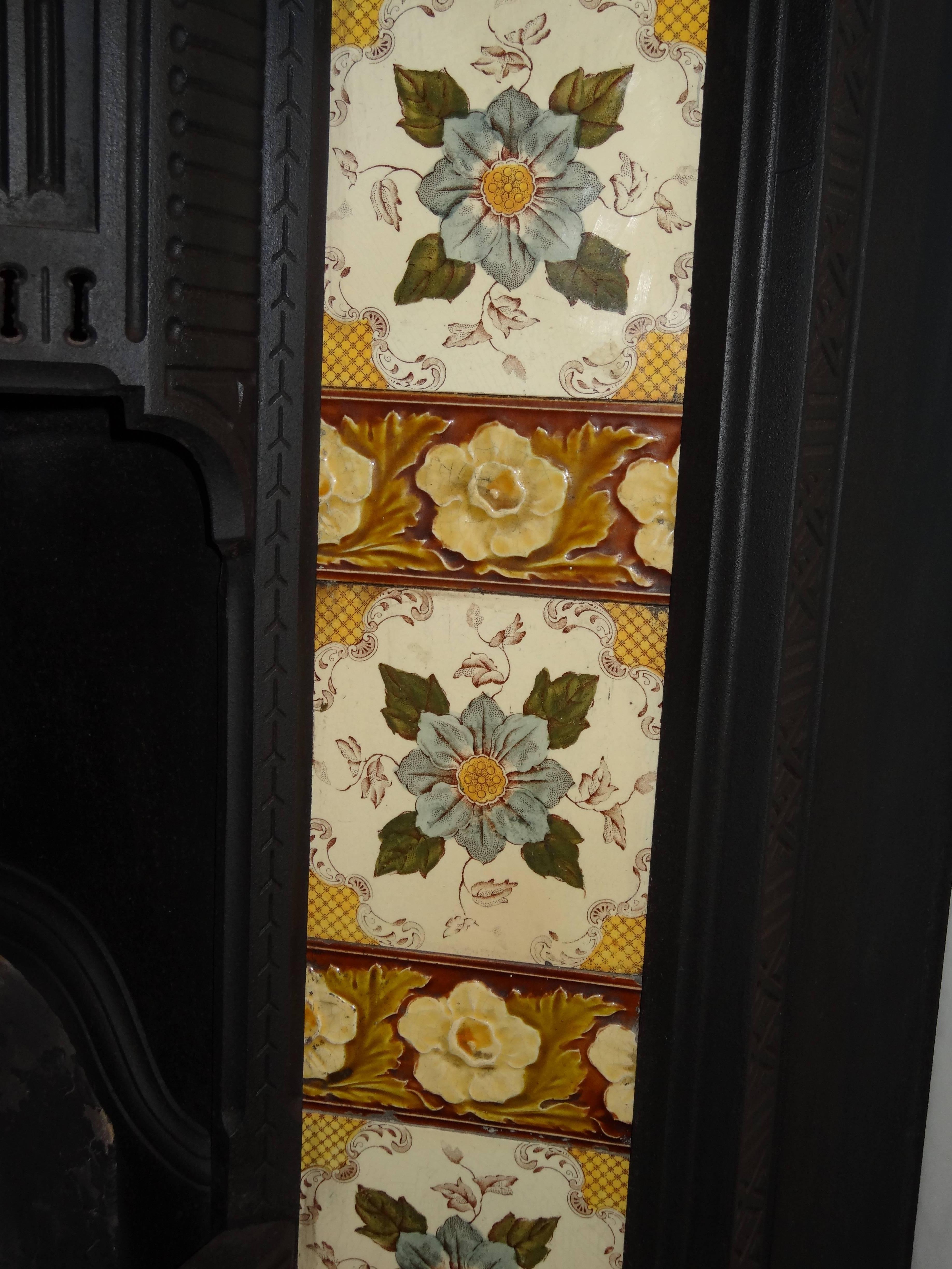 19th Century Victorian Cast Iron Fireplace Insert Grate with Antique Tiles In Good Condition For Sale In Lurgan, Northern Ireland