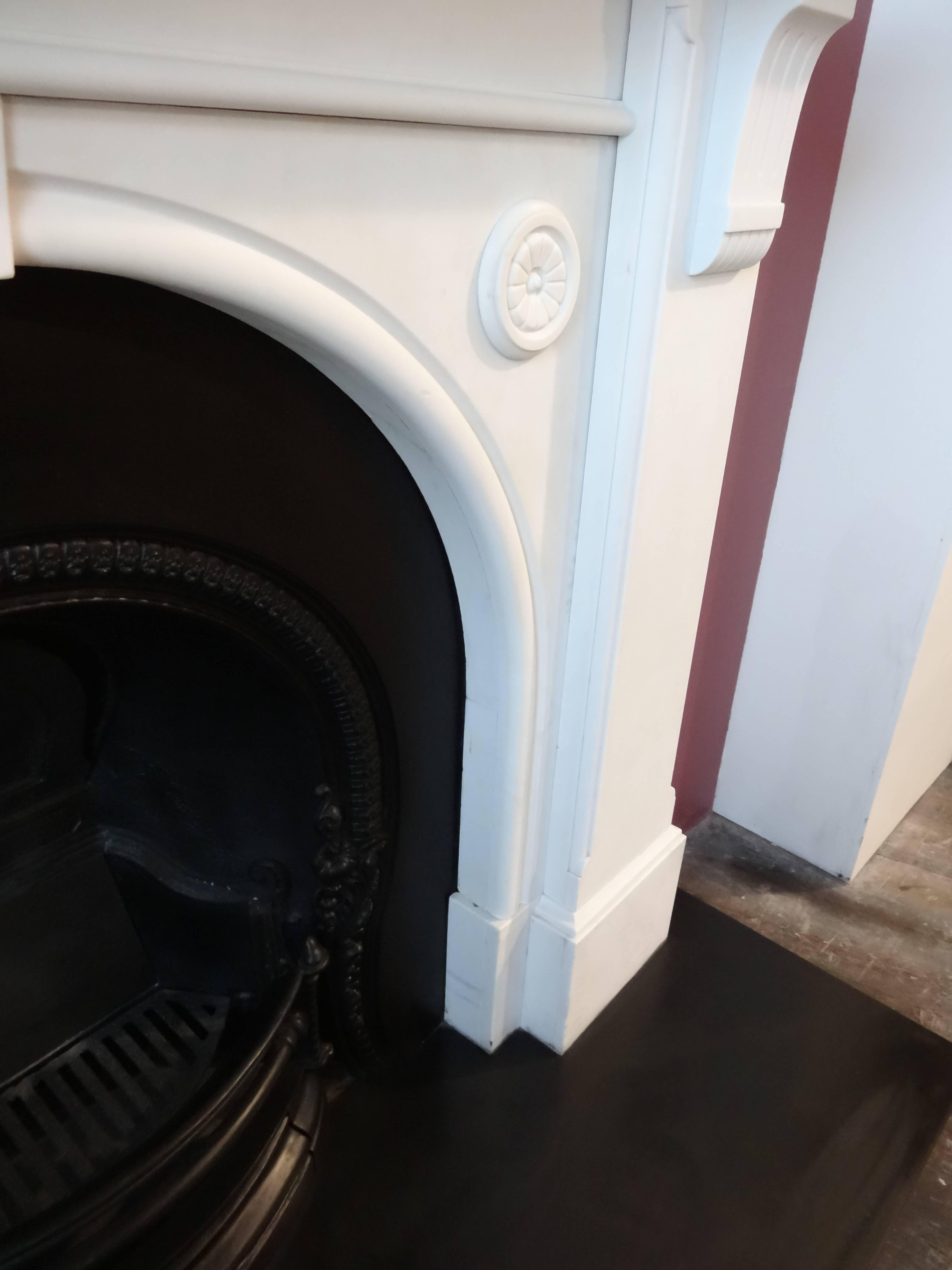 Irish 19th Century Victorian Statuary White Marble Fireplace Surround In Good Condition For Sale In Lurgan, Northern Ireland