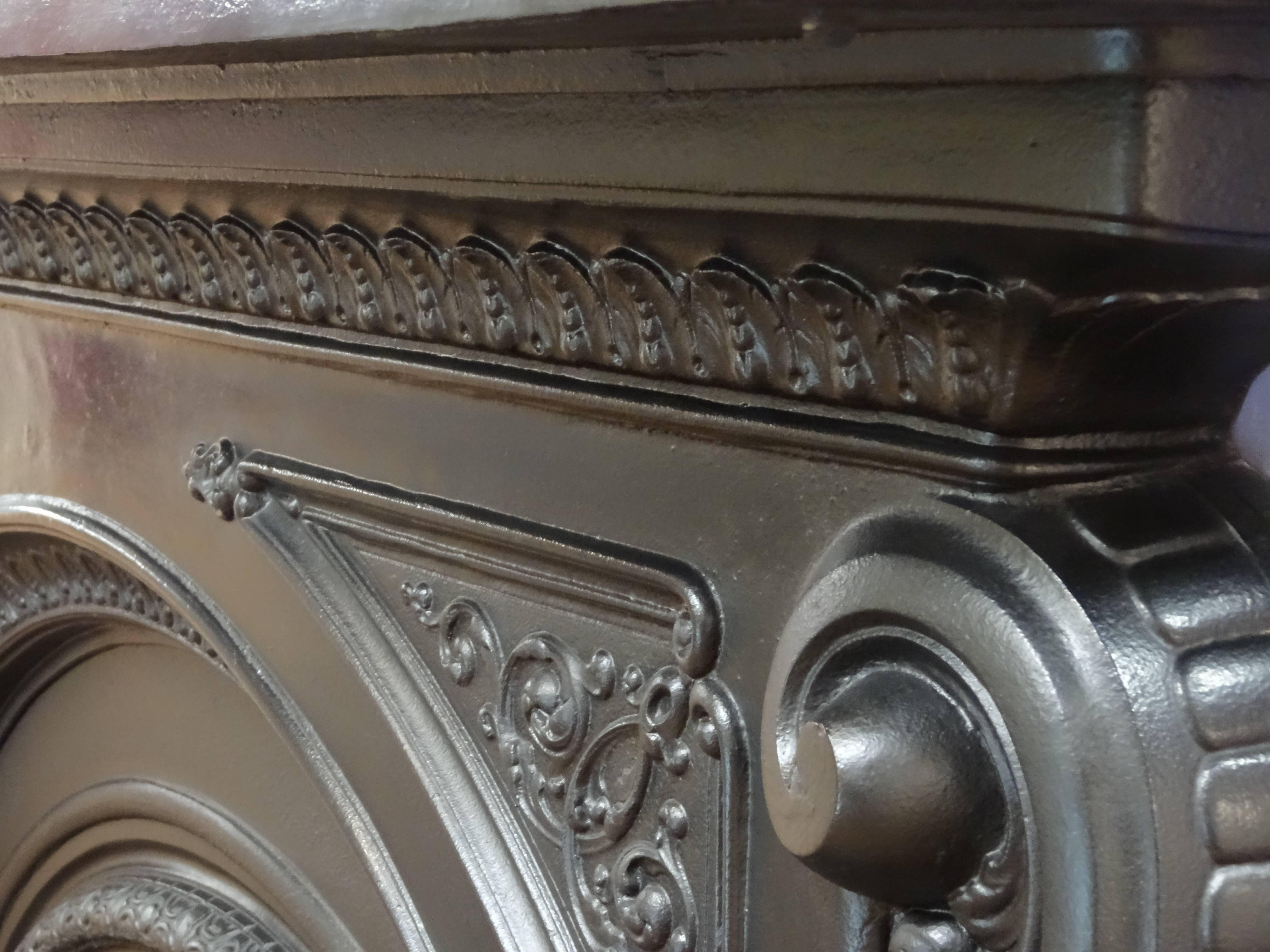 Irish 19th Century Victorian Arched Cast Iron Fireplace Surround In Good Condition For Sale In Lurgan, Northern Ireland