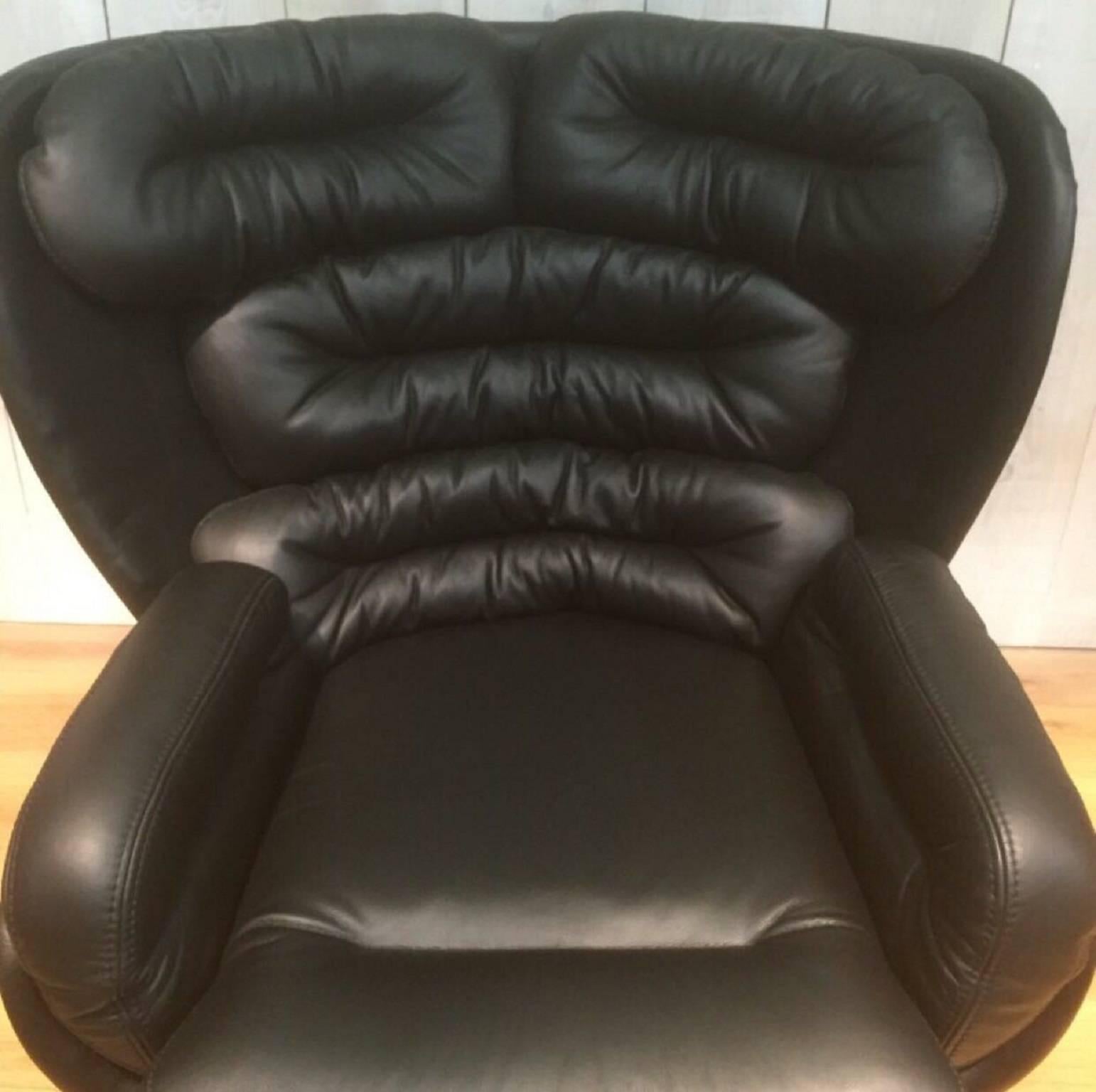 Pair of Elda armchairs by Joe Colomboe
Longhi edition
Black leather, black shell.