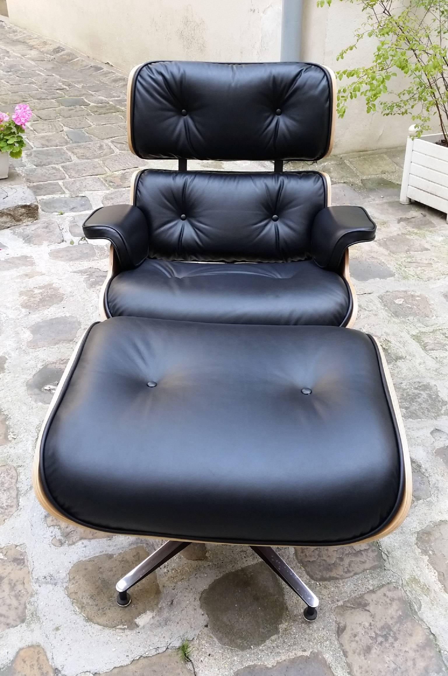 Edition Herman Miller
Armchair and ottoman set
Rosewood/black leather combination
In new condition.