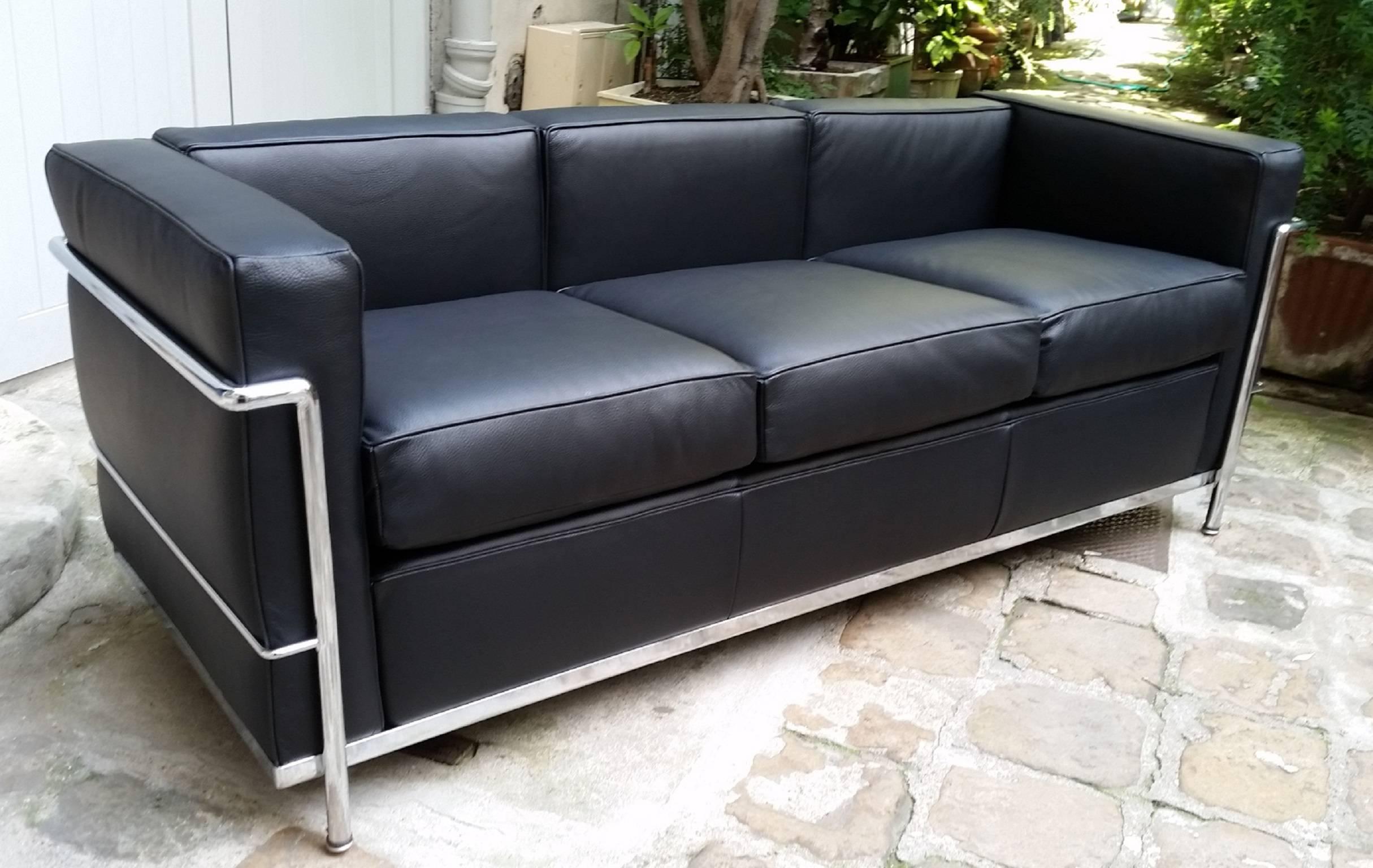 LC2 Le Corbusier Three-Seat Sofa in Black Leather Grained In Good Condition In Saint Ouen, FR