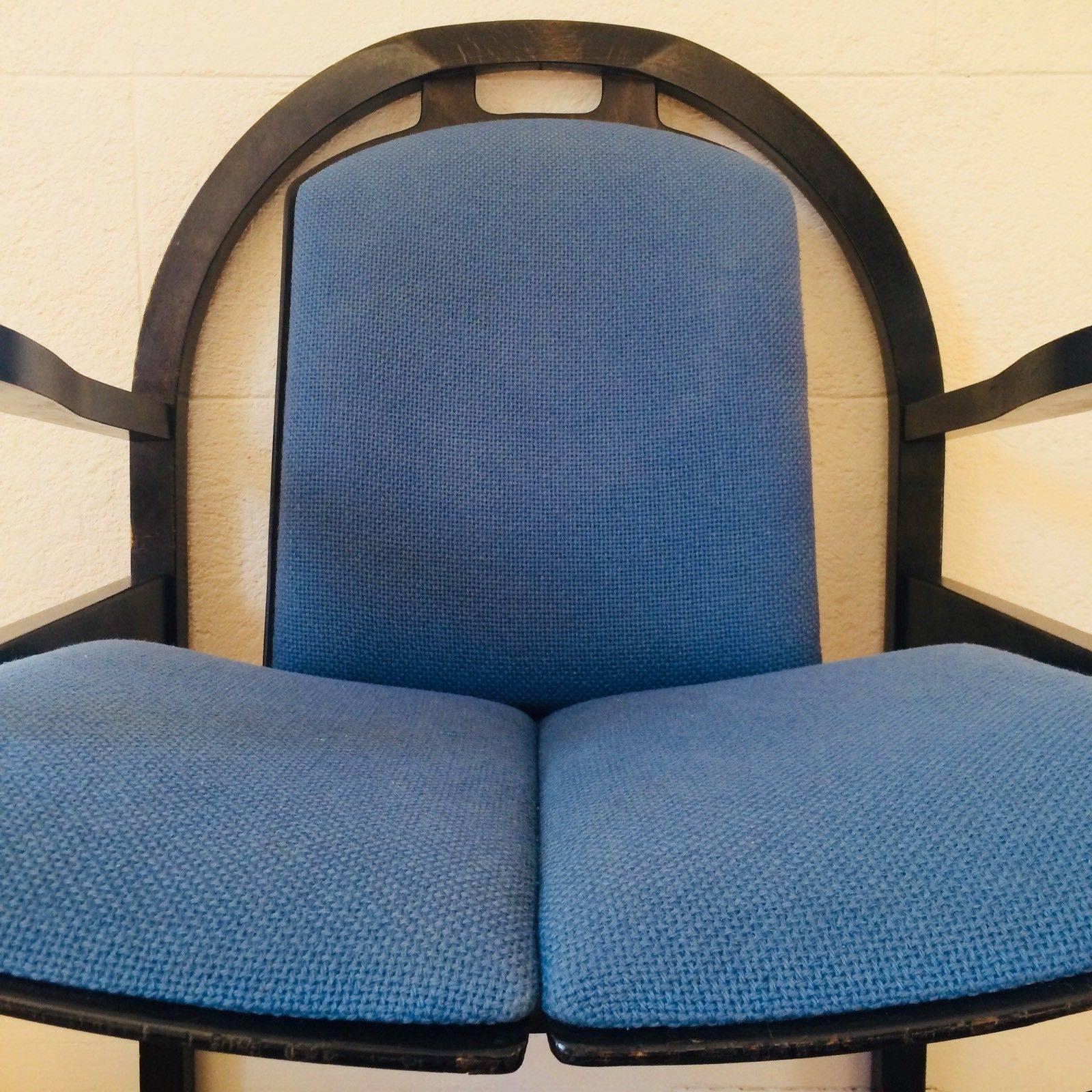 Baumann armchair model Argos,
circa 1978.
Black stained beech.
Original woollen cushions very good condition
Blue
One small snag on a cushion
Measures: H 86 X L 61 x D 63 cm
seat 46 cm.
Very decorative.
Excellent original condition.