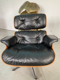 Poltrona e pouf Lounge Chair di Charles & Ray Eames, edizione Mobilier International