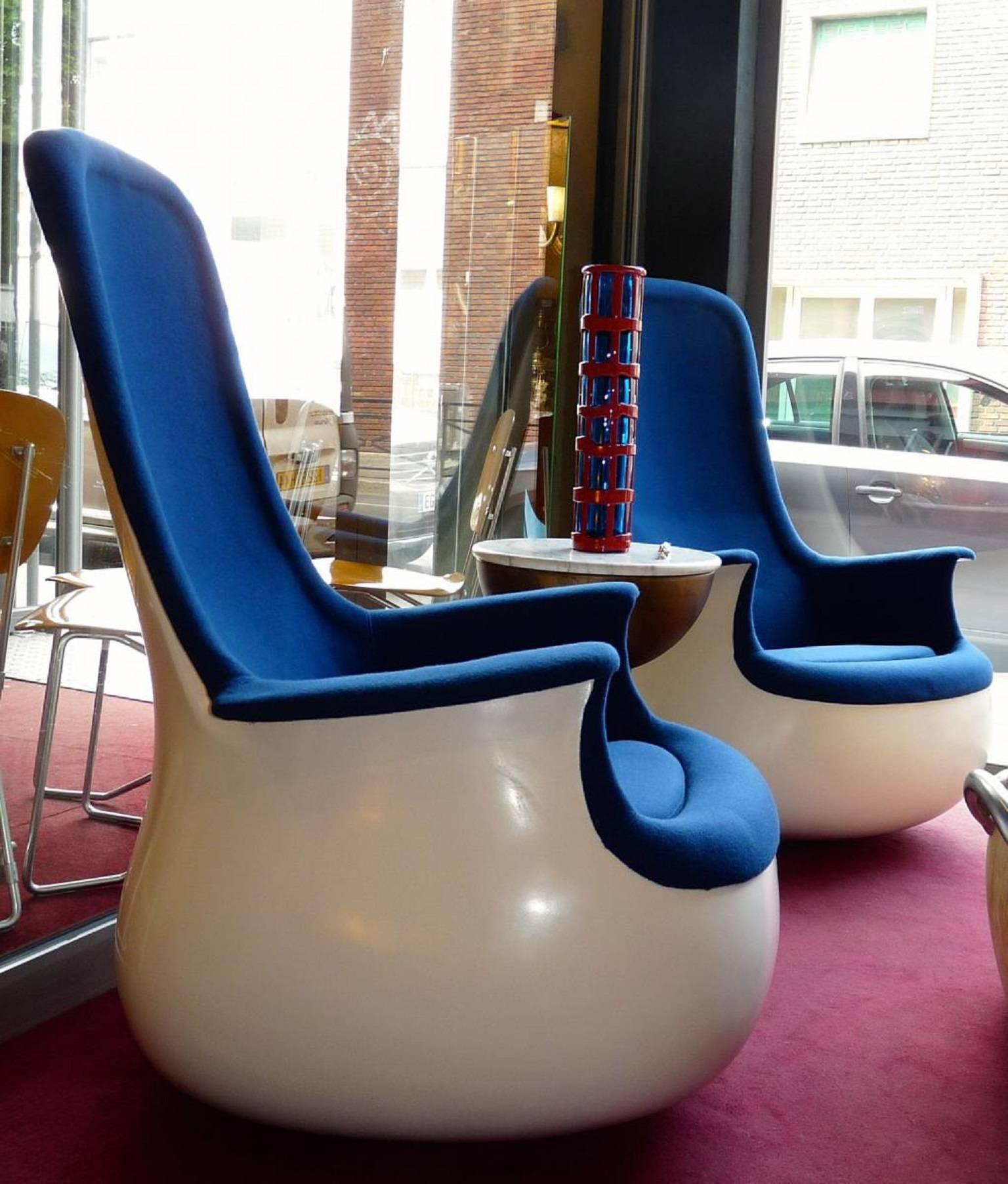 They were produced with very few copies because they are extremely complex to produce.
They are made of polyester reinforced with white lacquered fiberglass with their blue wool toppings.
Marc Held was the first French to create a seat published