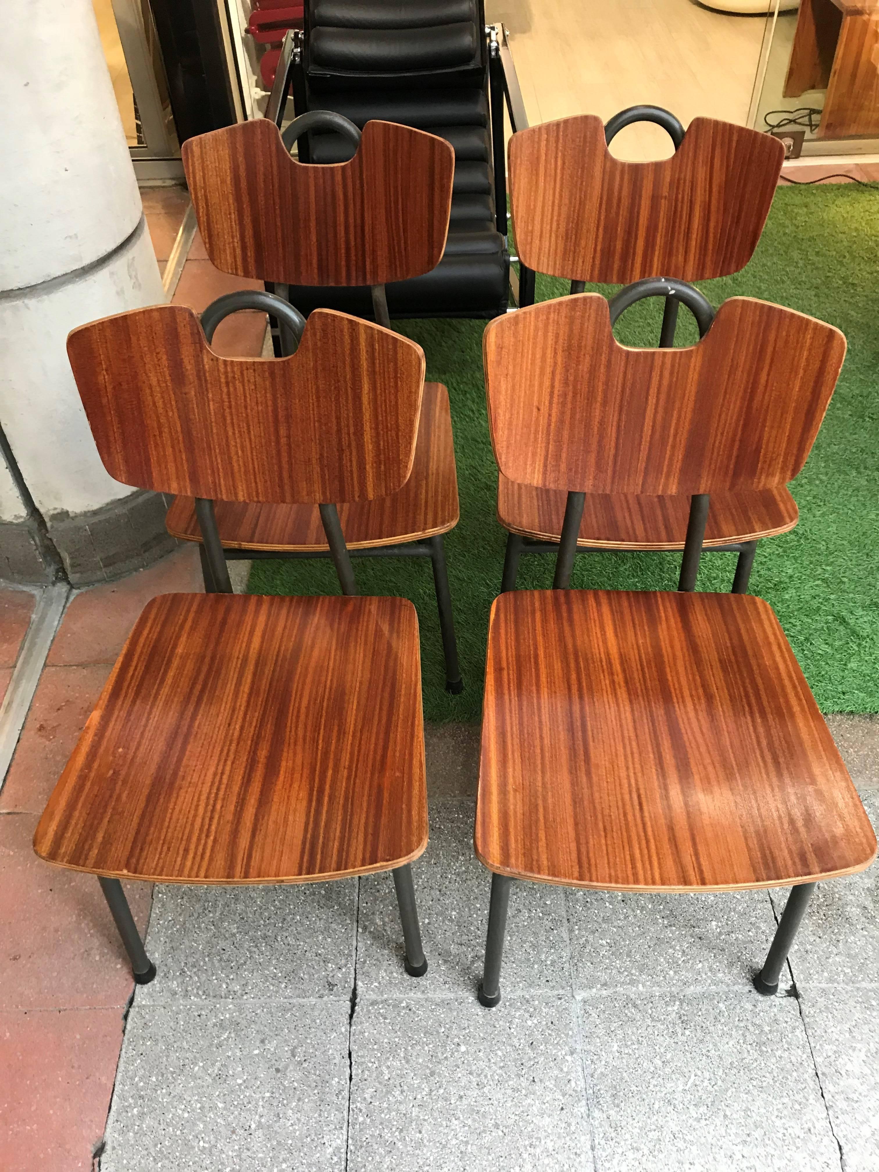 Prefacto by Pierre Guariche
Very rare suite of four chairs
Airborne Publisher 1951
Dimensions: 80 x 42 x 48 cm
Mahogany and metal
Mythical and very rare
Beautiful condition
Sending neatly.