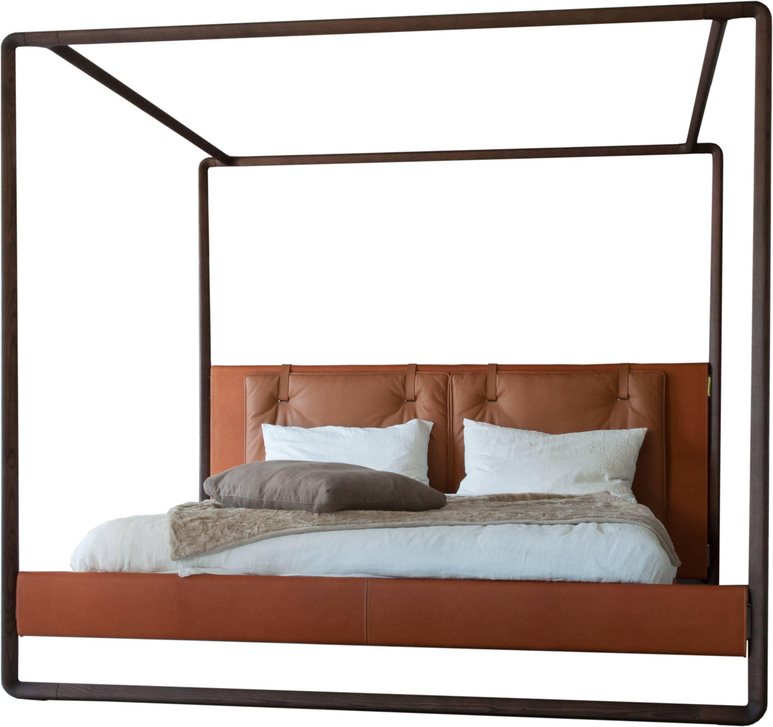 The triangular profile solid ash wood four poster structure gradually thins and lights towards the top. The nocturnal and elegant moka finish on the ash combines perfectly with the natural, vibrant tones of the leather taht cover the other elements.