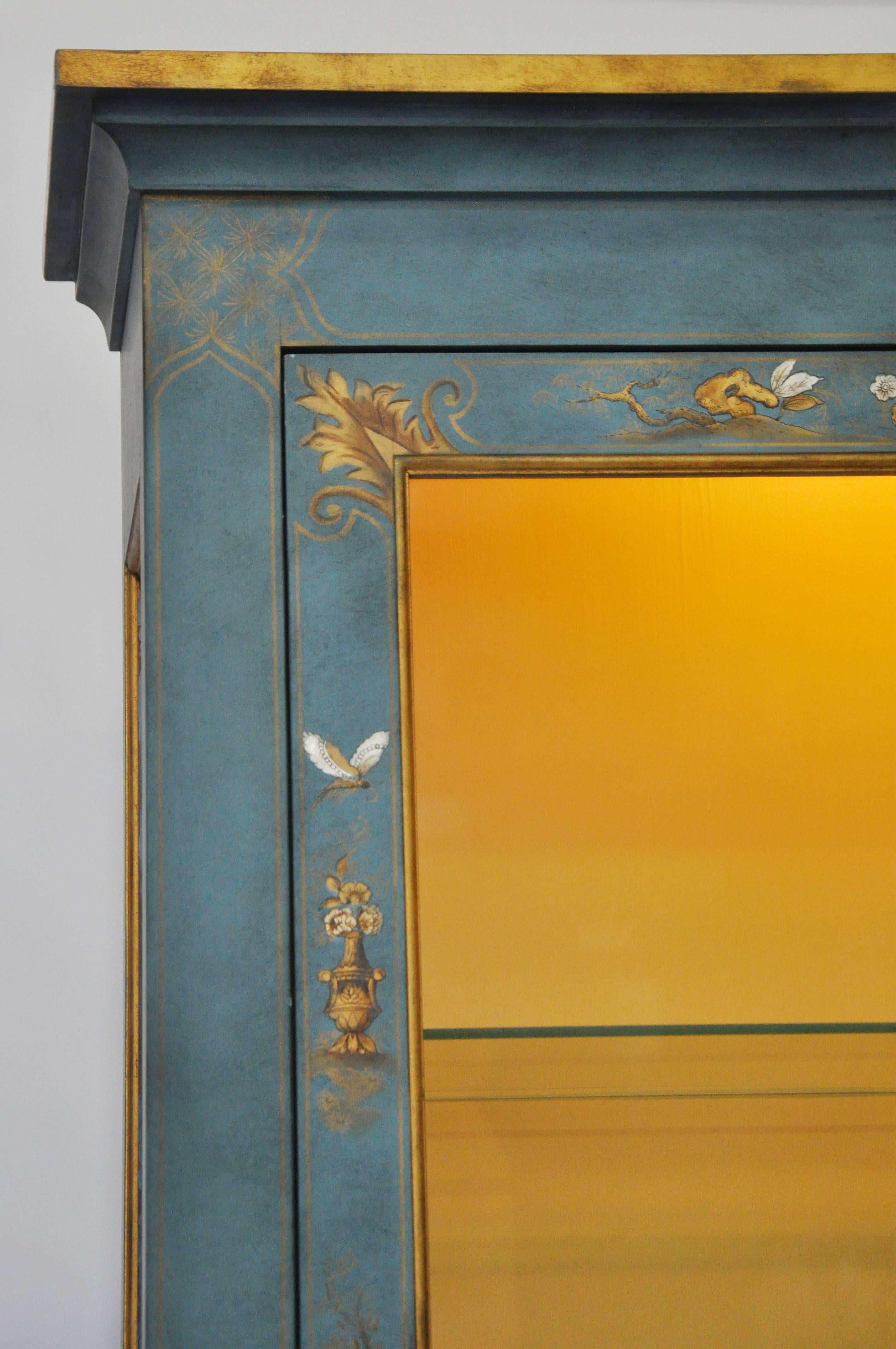 Illuminated Display Cabinet with Hand-Painted Chinoiserie Motifs In Excellent Condition In Geneva, IL