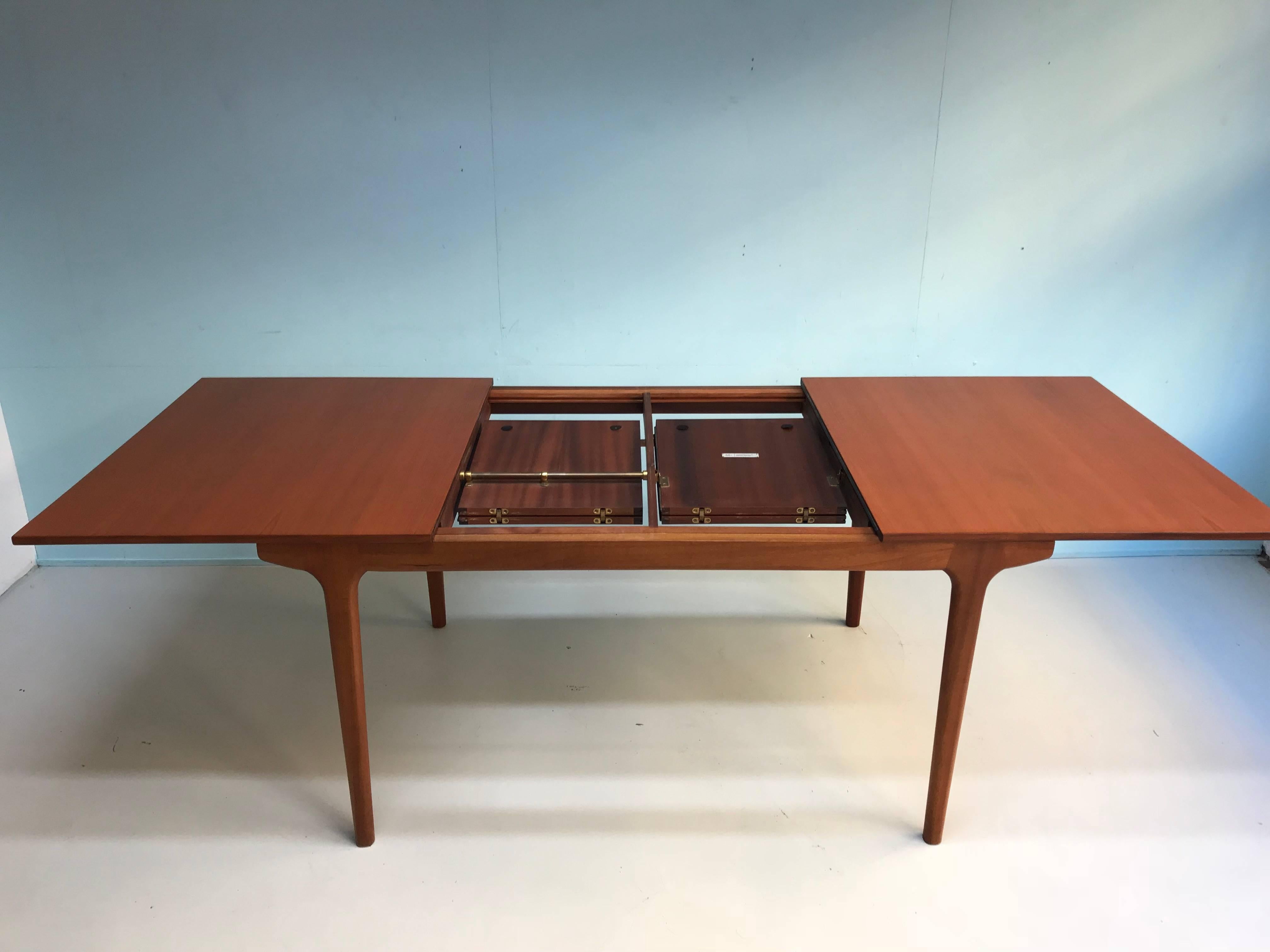 Midcentury Teak MacIntosh Dining Table In Good Condition For Sale In Leiden, NL