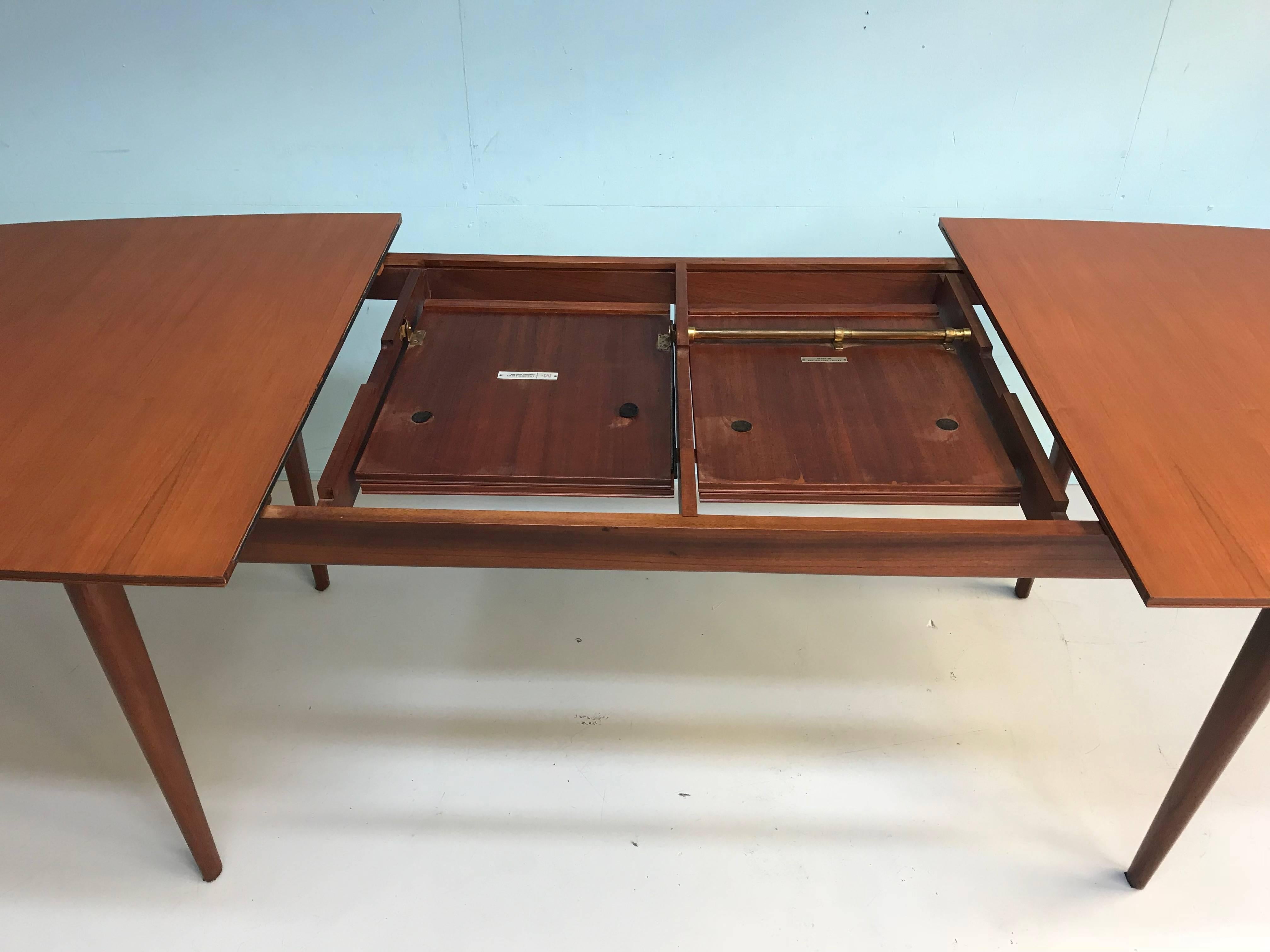 Midcentury Teak Macintosh Dining Table In Good Condition For Sale In Leiden, NL