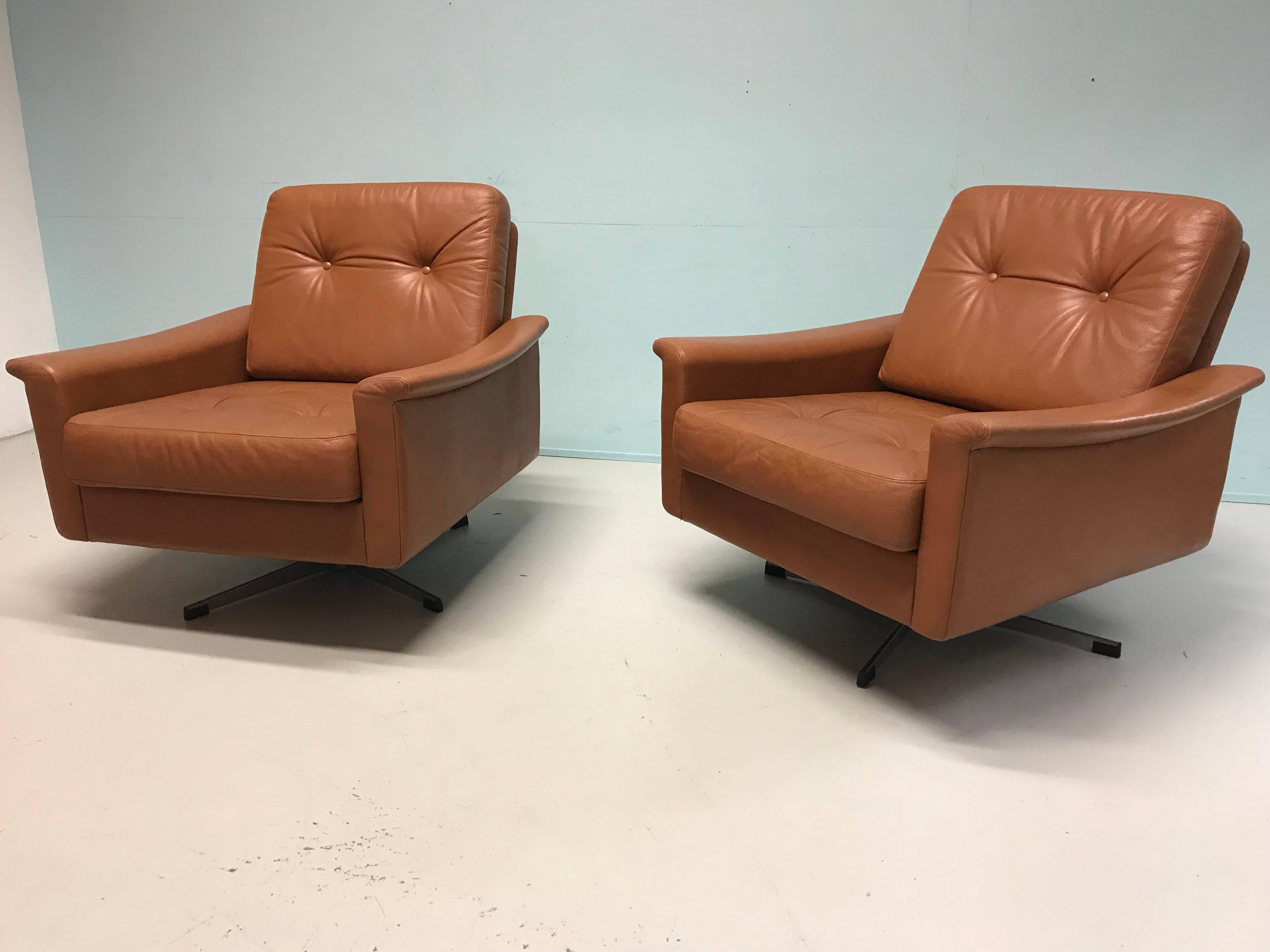 Mid-Century Modern Pair of Armchairs For Sale 4