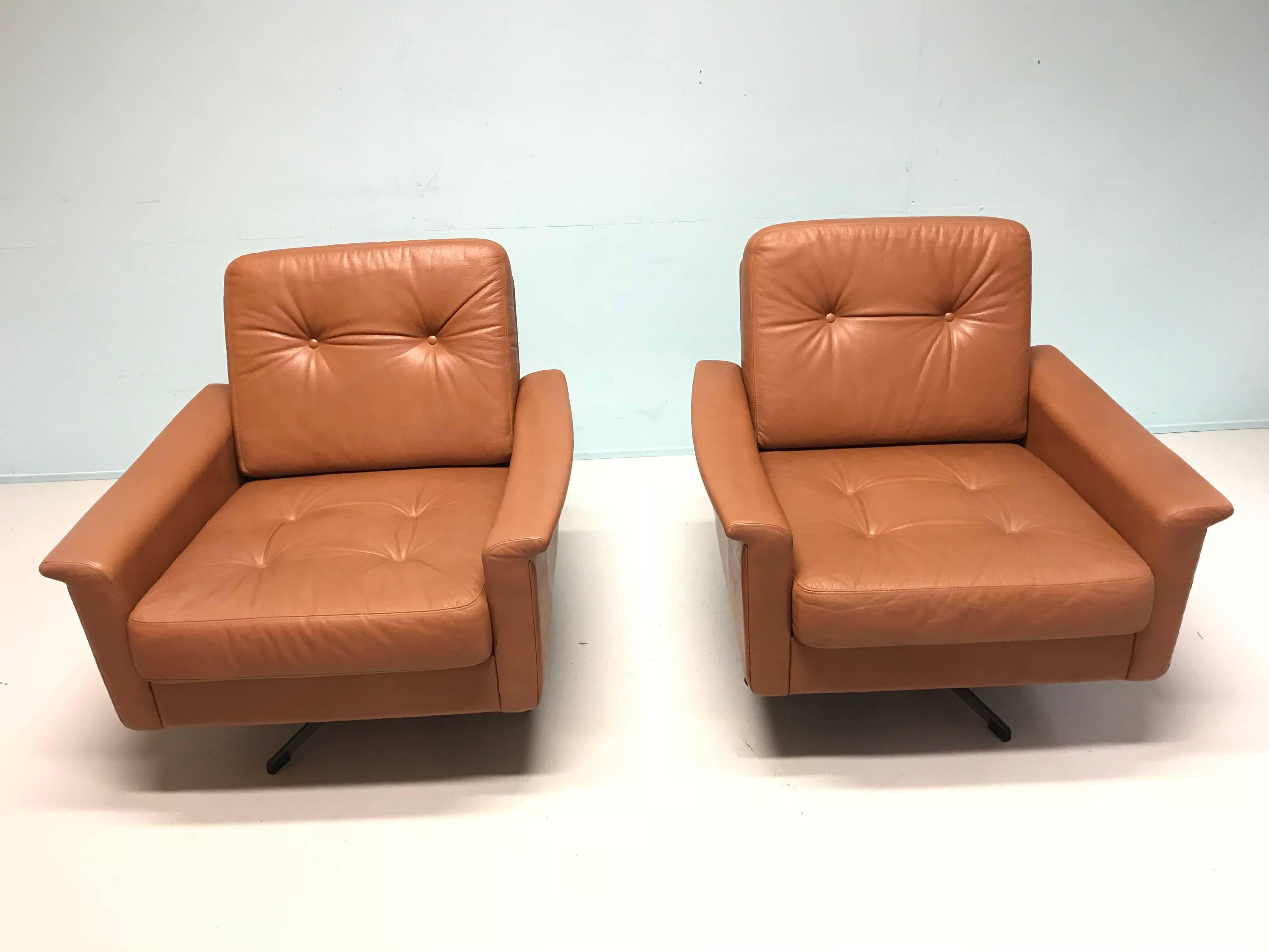 Pair of stunning leather armchairs from the 1960s.
Condition: very good.
Measurements:
81 cm W, 73 cm D, 75 cm H, 42 cm seating height.
 