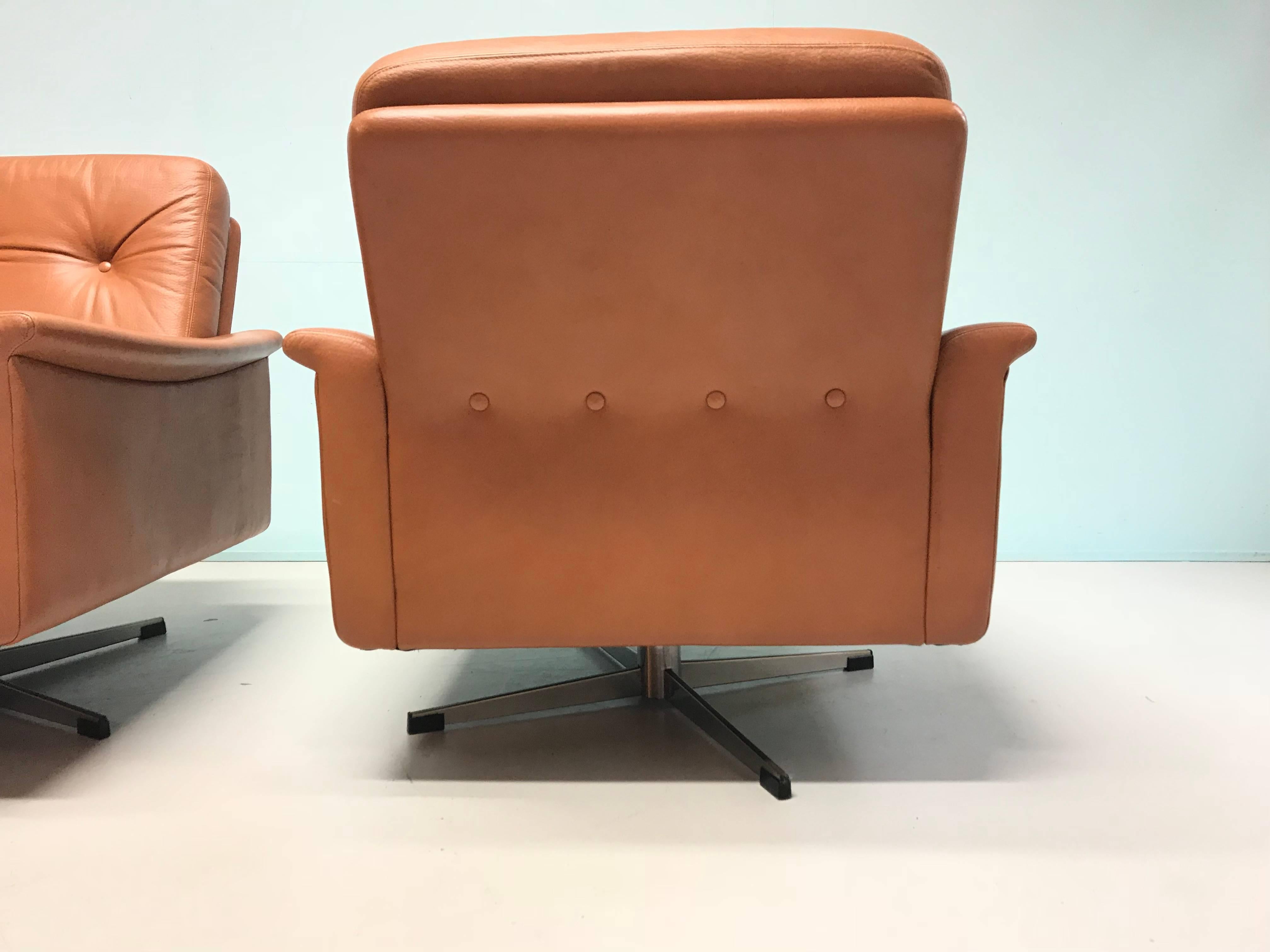 Leather Mid-Century Modern Pair of Armchairs For Sale