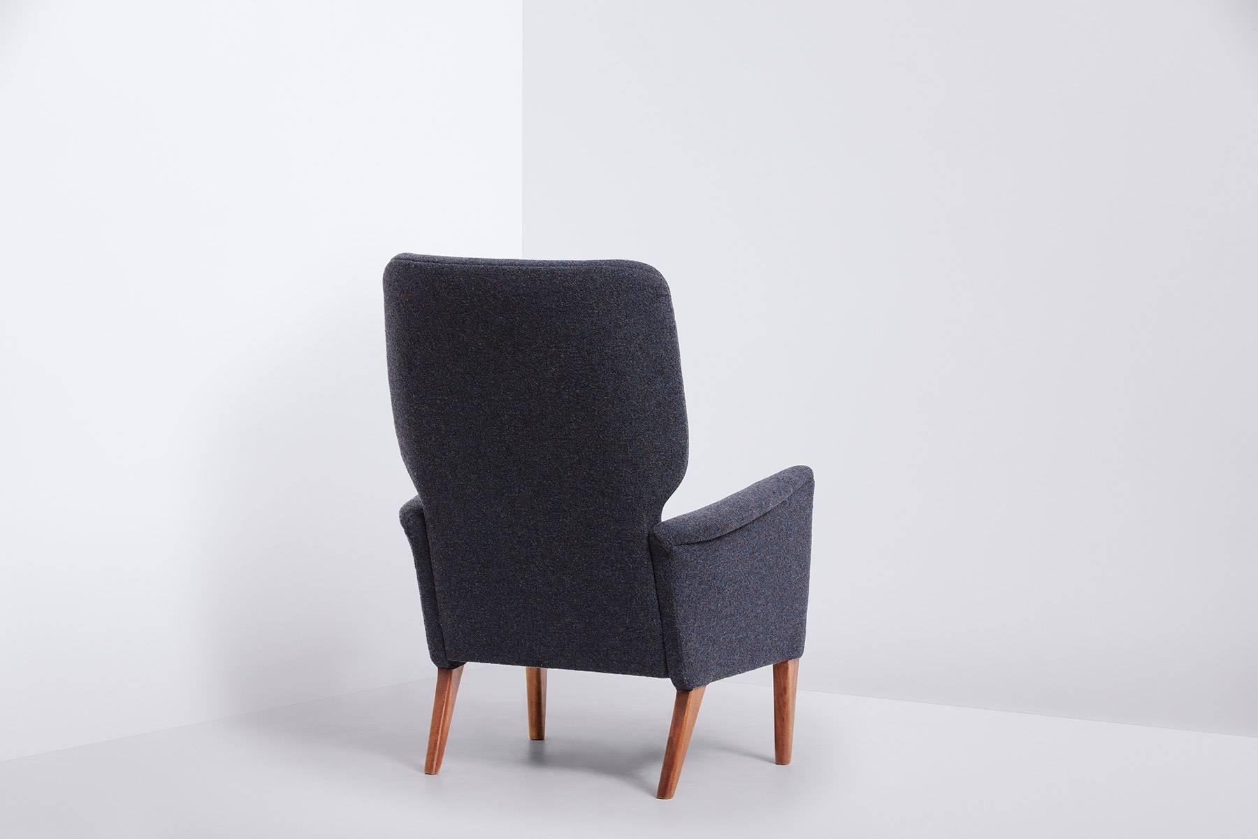 Frame of solid teak
Grey wool upholstery by Kvadrat.


 