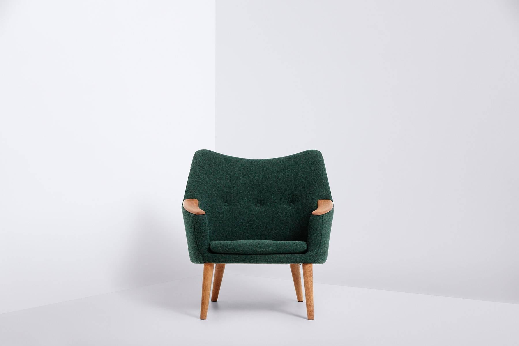 Designed by Kurt Østervig, produced by Rolschau Møbler, 1958
Paws and legs of solid oak
Green wool upholstery by Kvadrat.
 