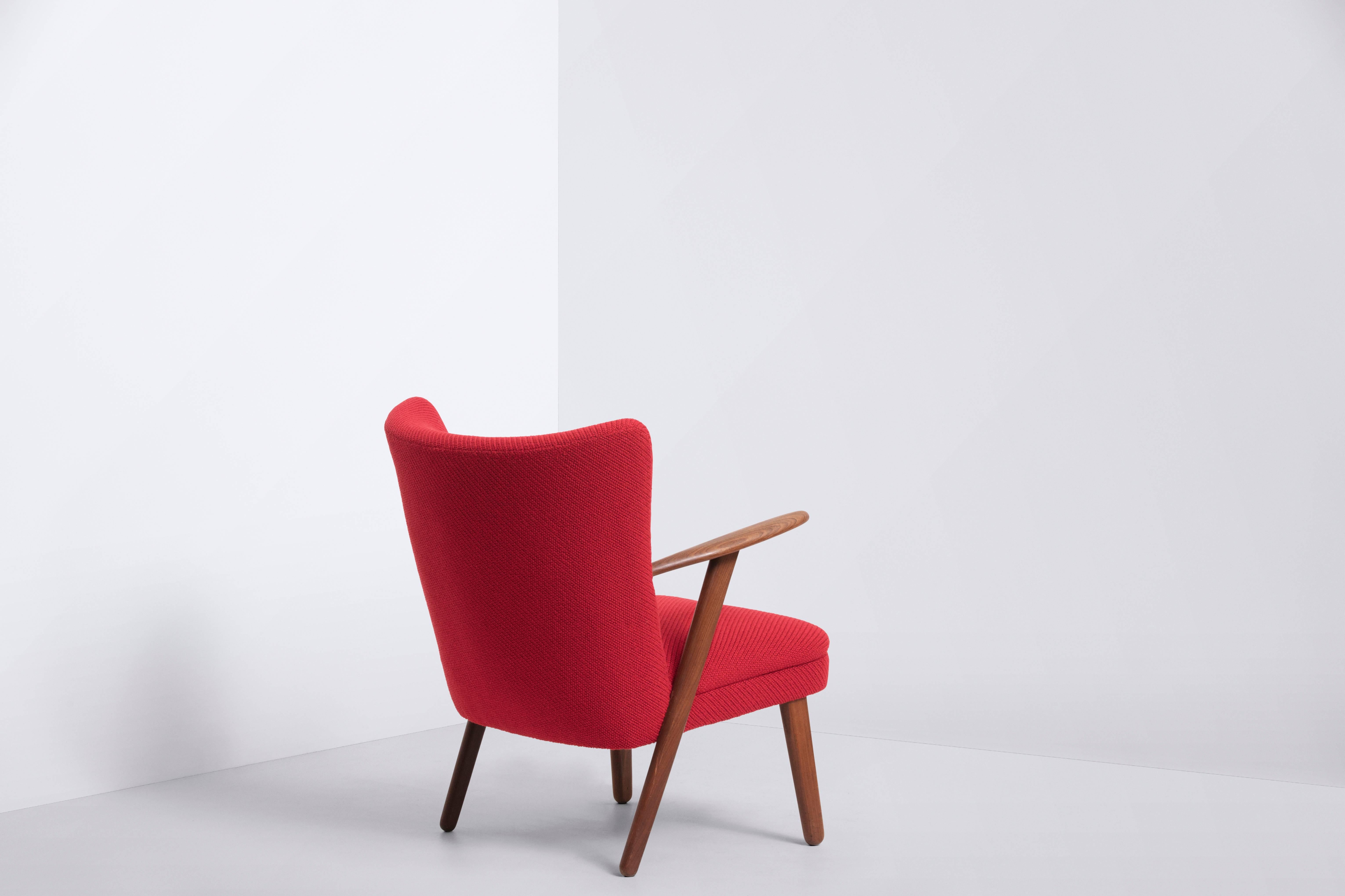 Frame of solid teak 
Red wool upholstery by Kvadrat.
 