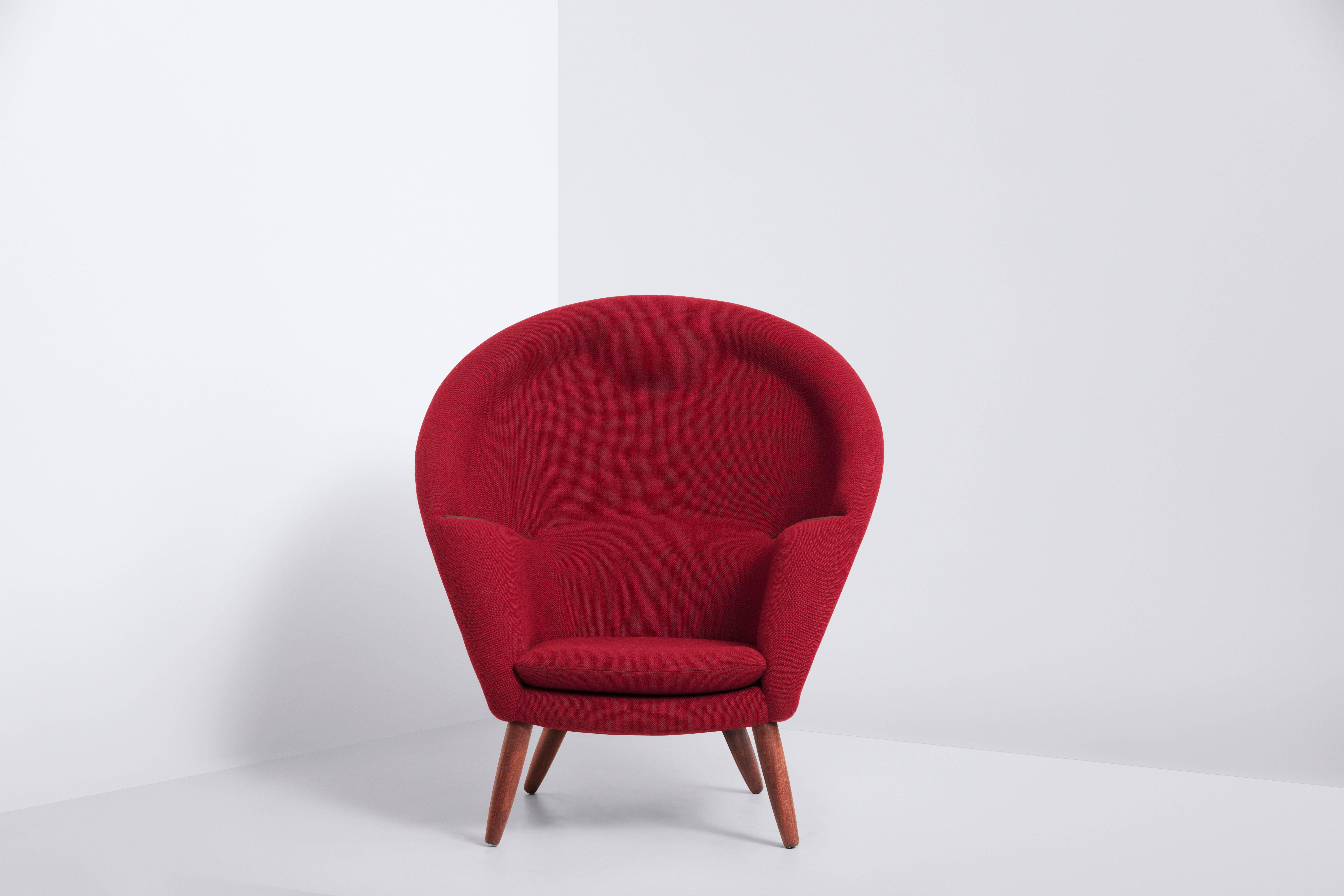 Named Oda after Nanna Ditzels close friend, Japanese professor and furniture collector Noritsugu Oda.
Exposed paws and legs of solid teak wood 
Original frame and paws. Reconstructed legs 
Red wool upholstery by Kvadrat.
 