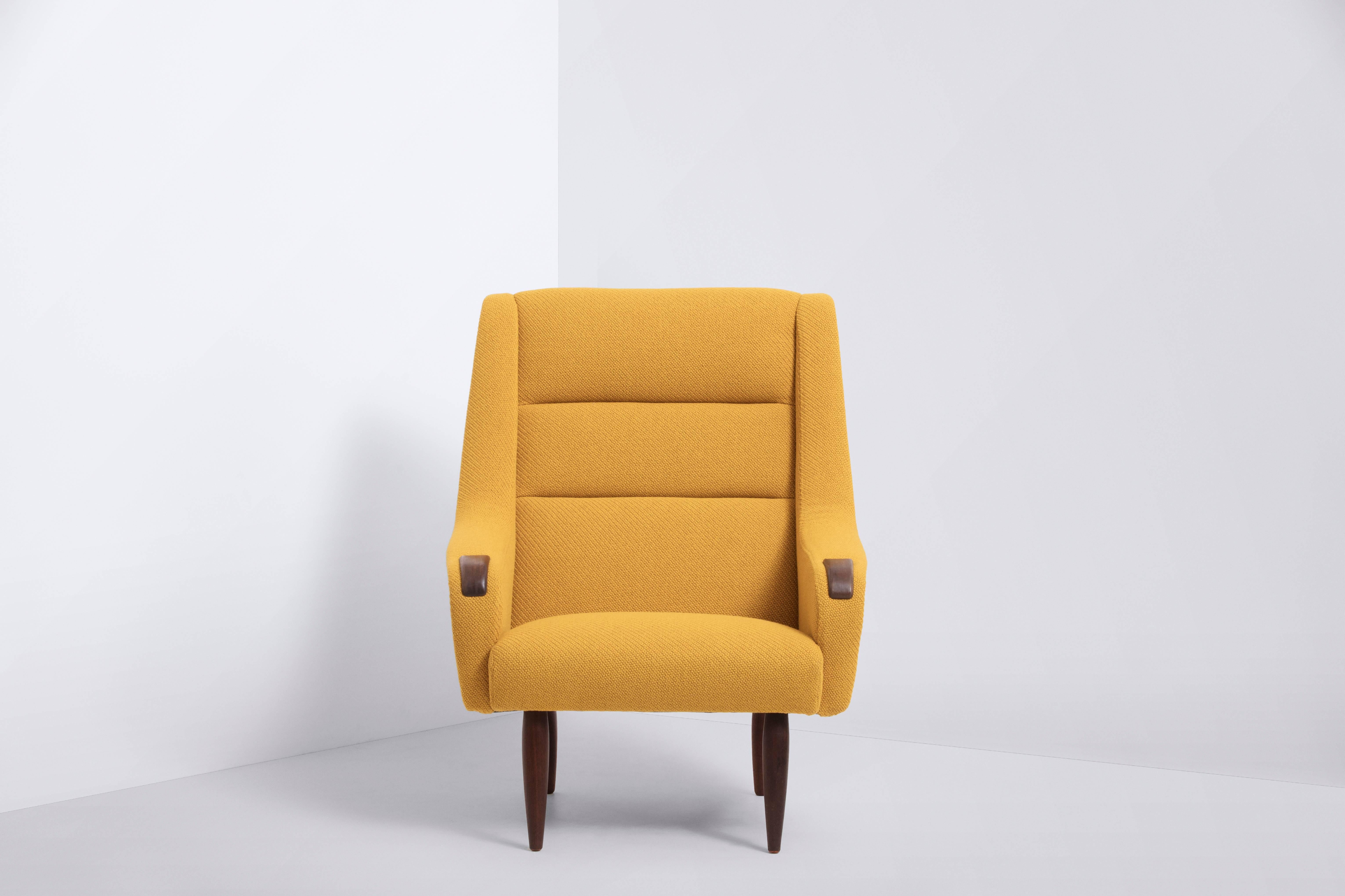 Paws and legs of solid teak
Yellow wool upholstery by Kvadrat.
   