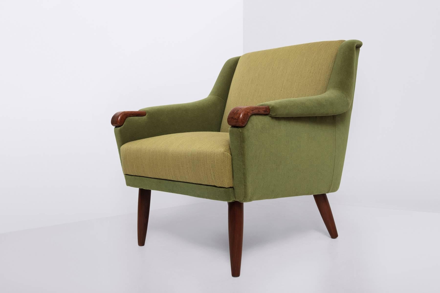 Legs in solid teak, exposed paws of oak
Two-toned green velvet and wool upholstery by Kvadrat.